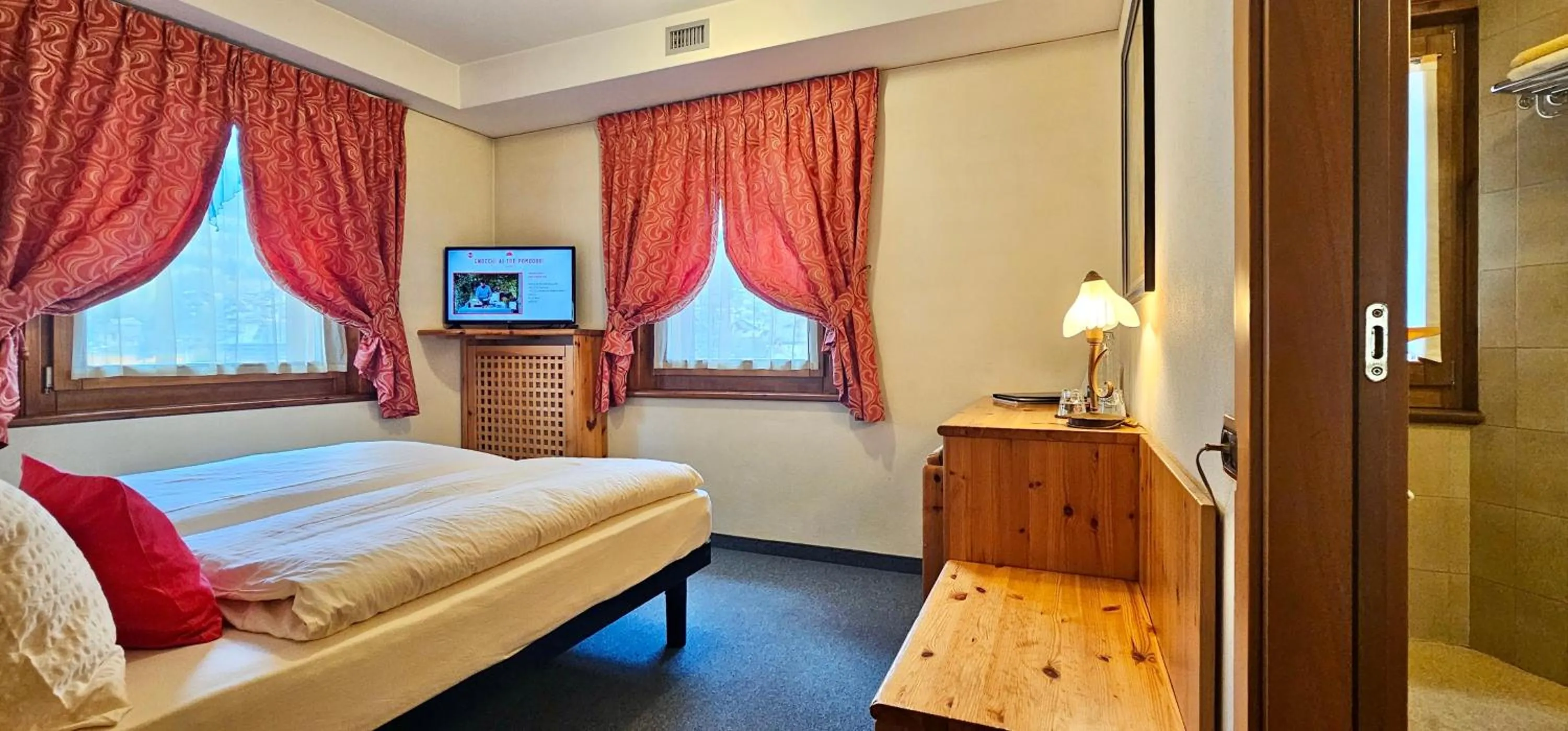 Bedroom, Bed in Albergo Alpenrose