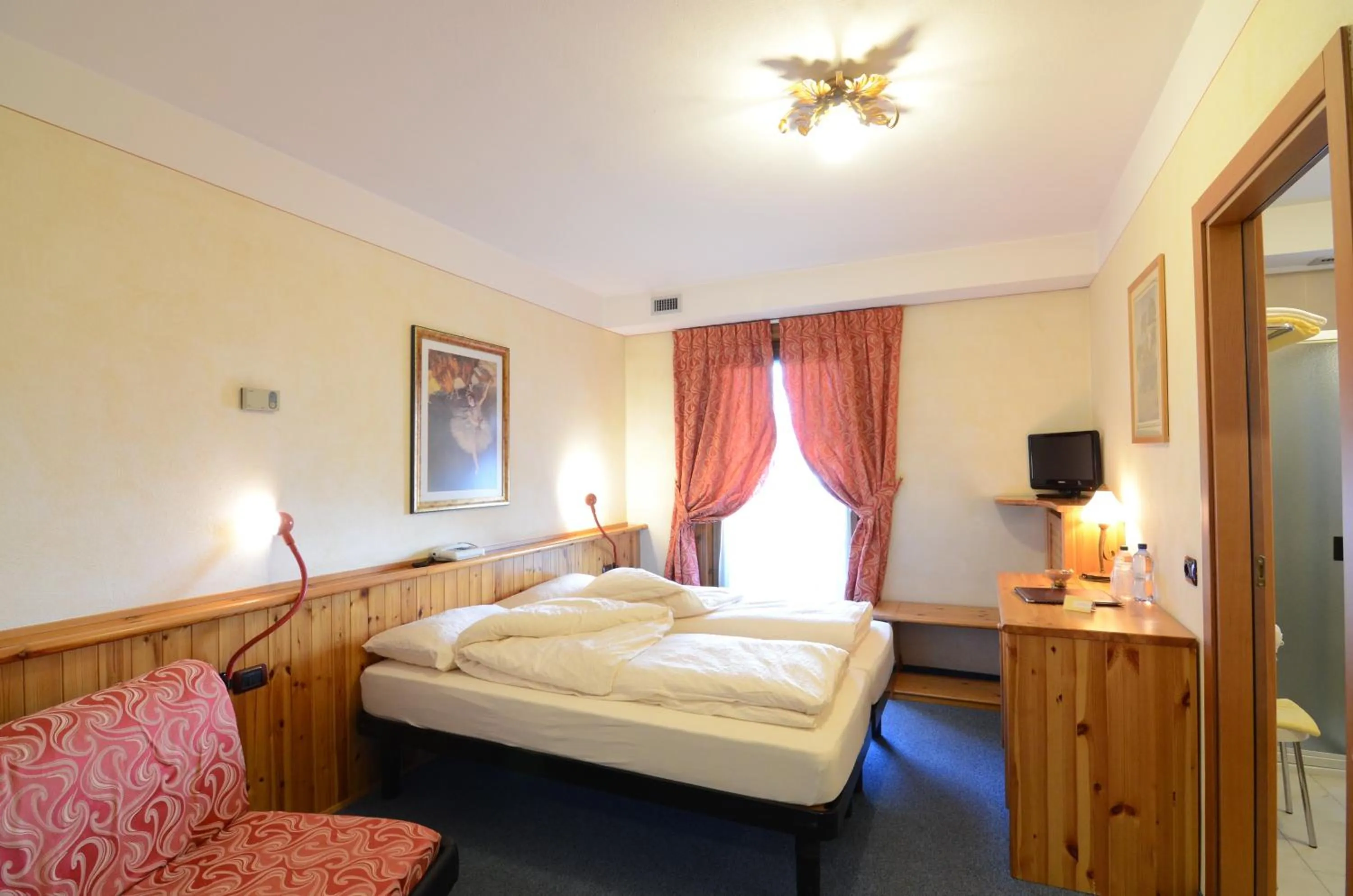 Bedroom, Bed in Albergo Alpenrose