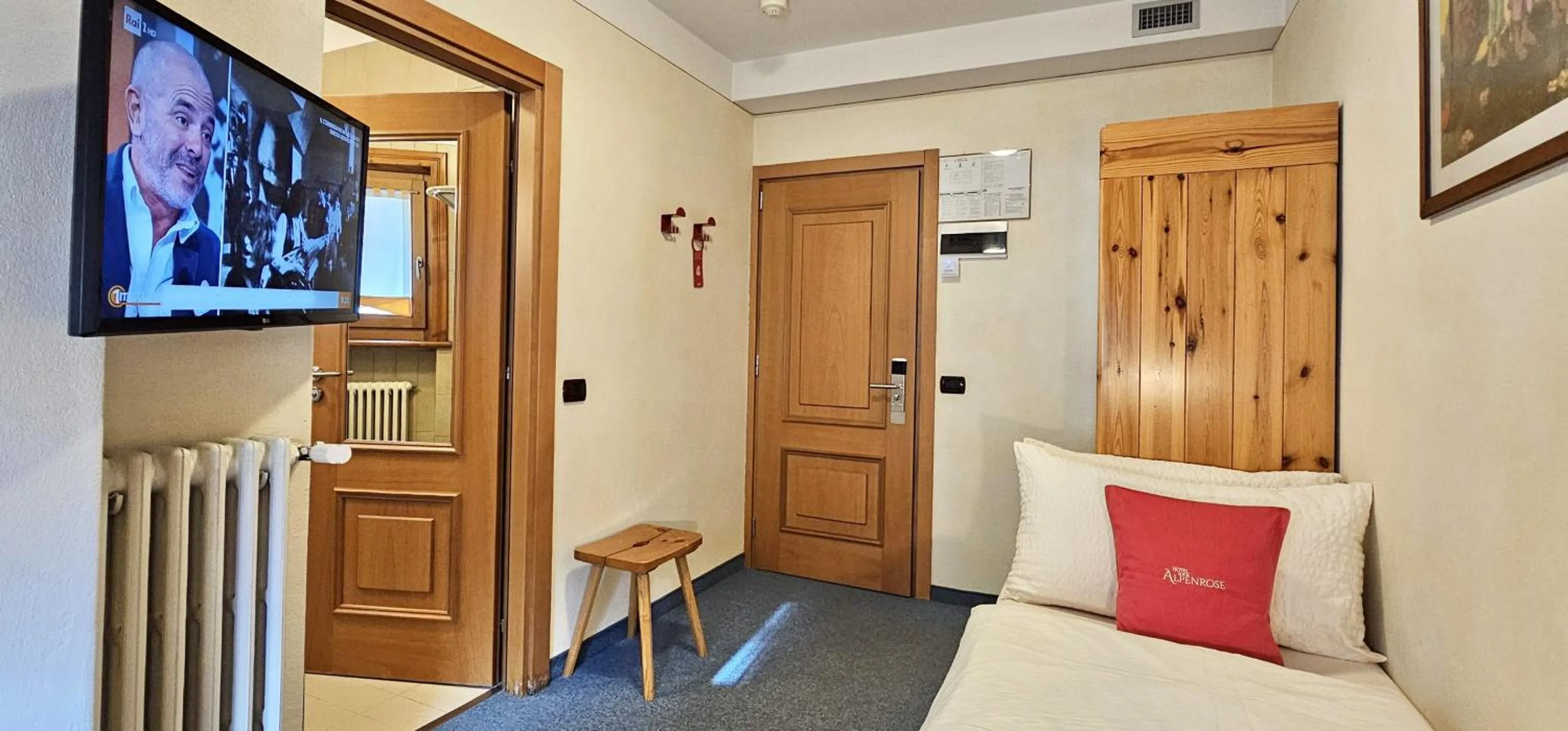 Bedroom in Albergo Alpenrose