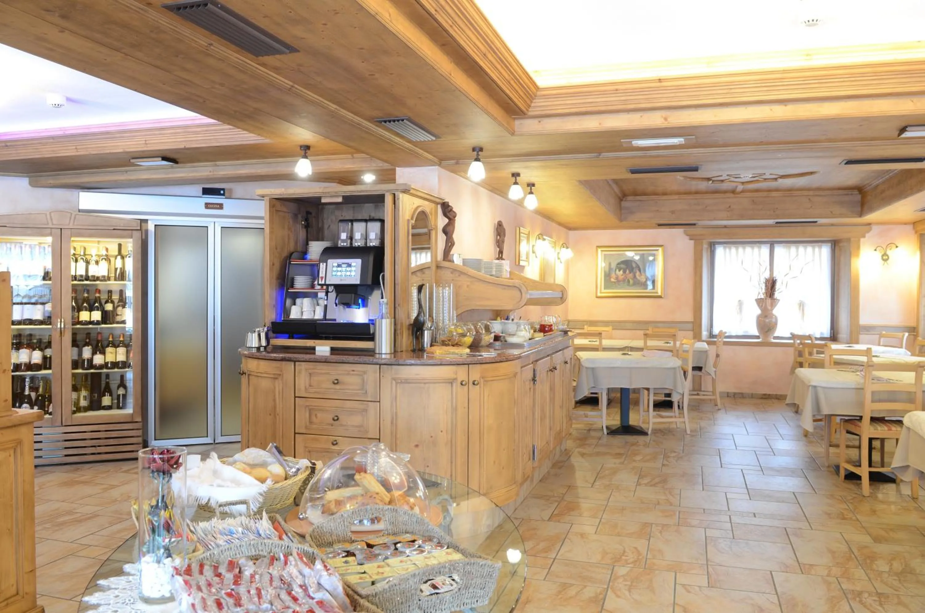 Restaurant/places to eat in Albergo Alpenrose