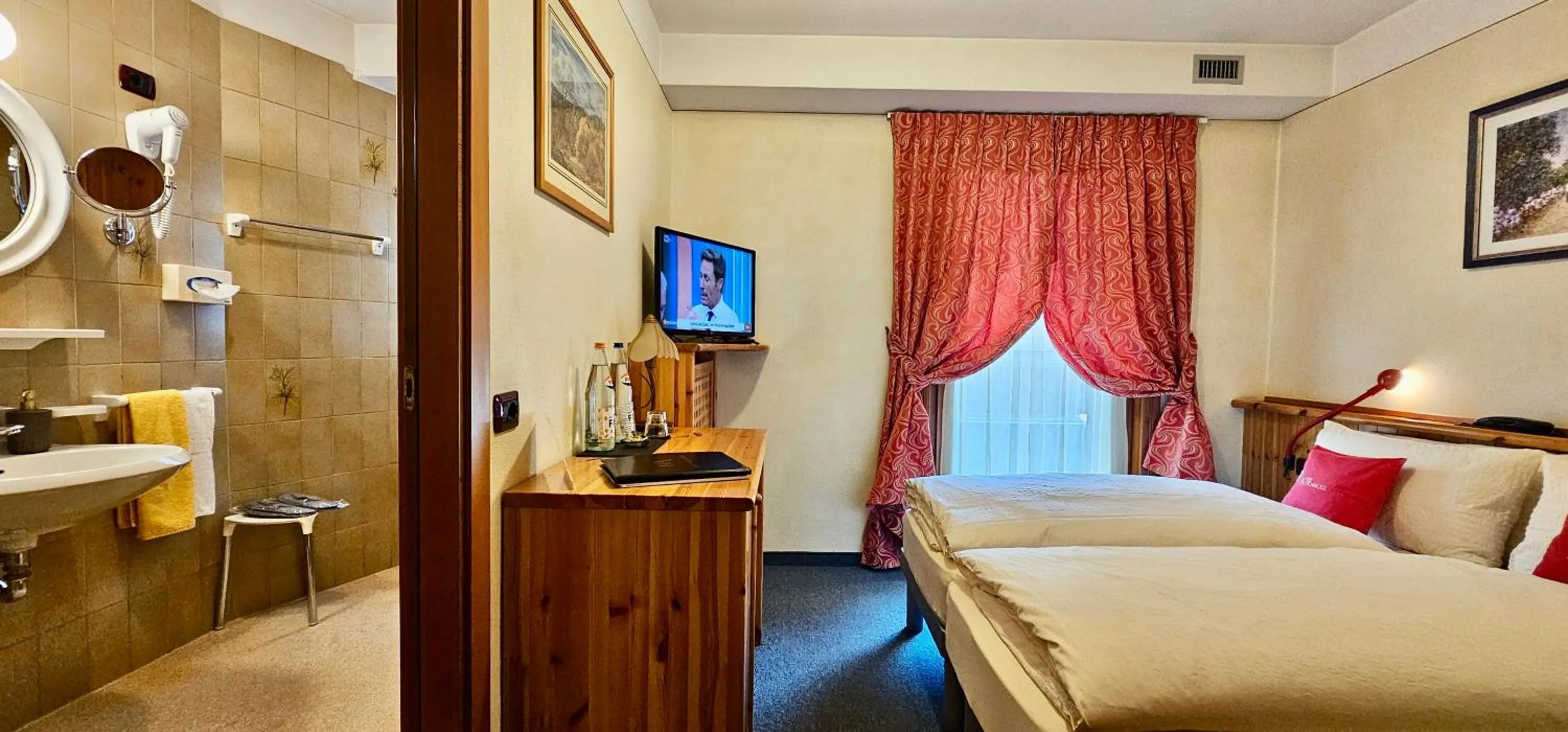Bedroom, Bed in Albergo Alpenrose
