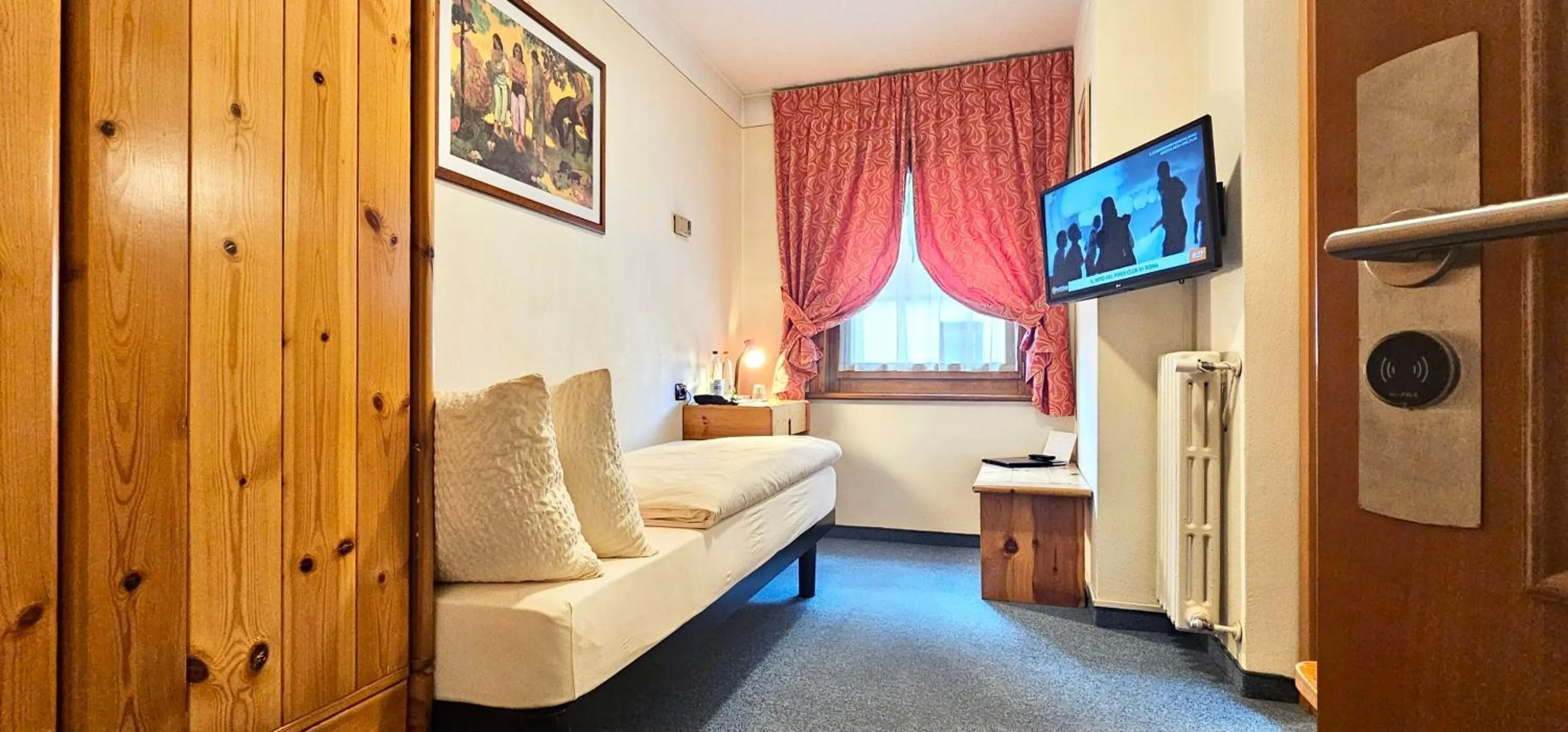 Bedroom in Albergo Alpenrose