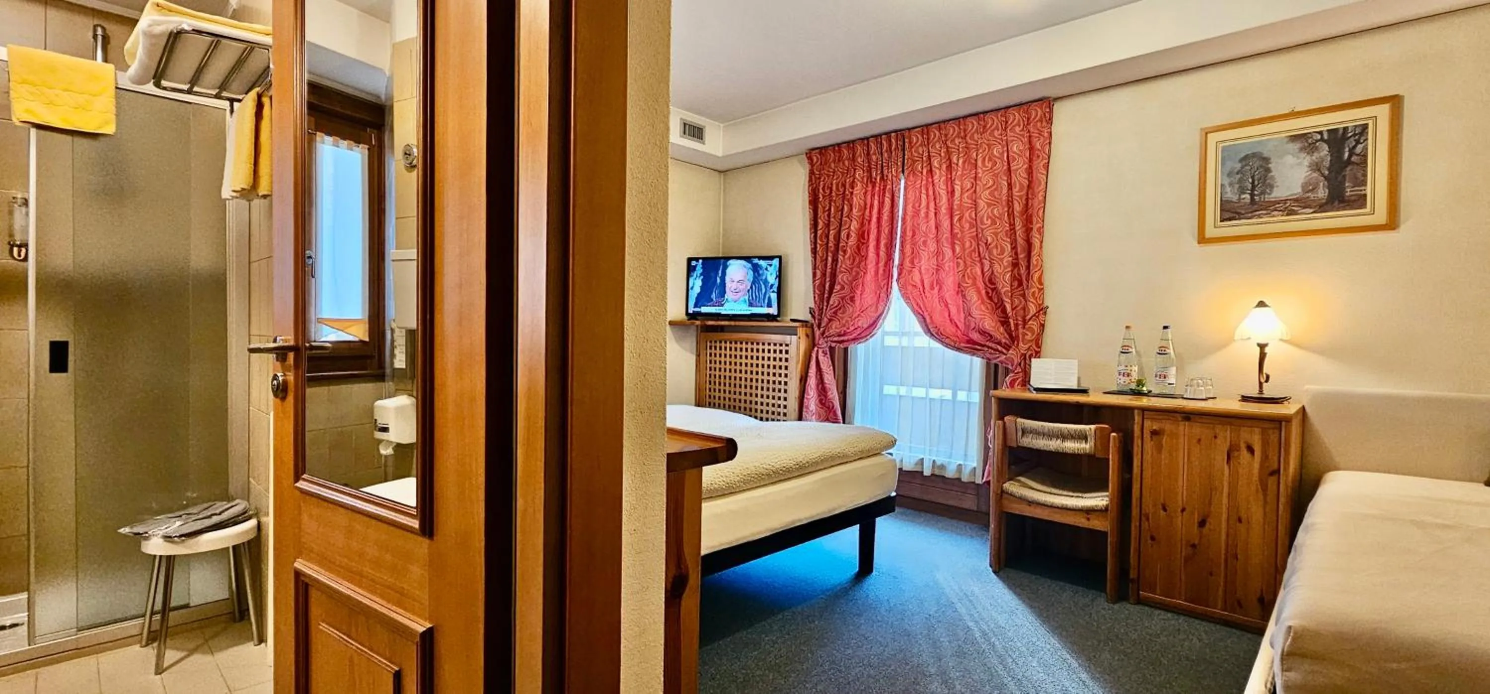 Bed in Albergo Alpenrose