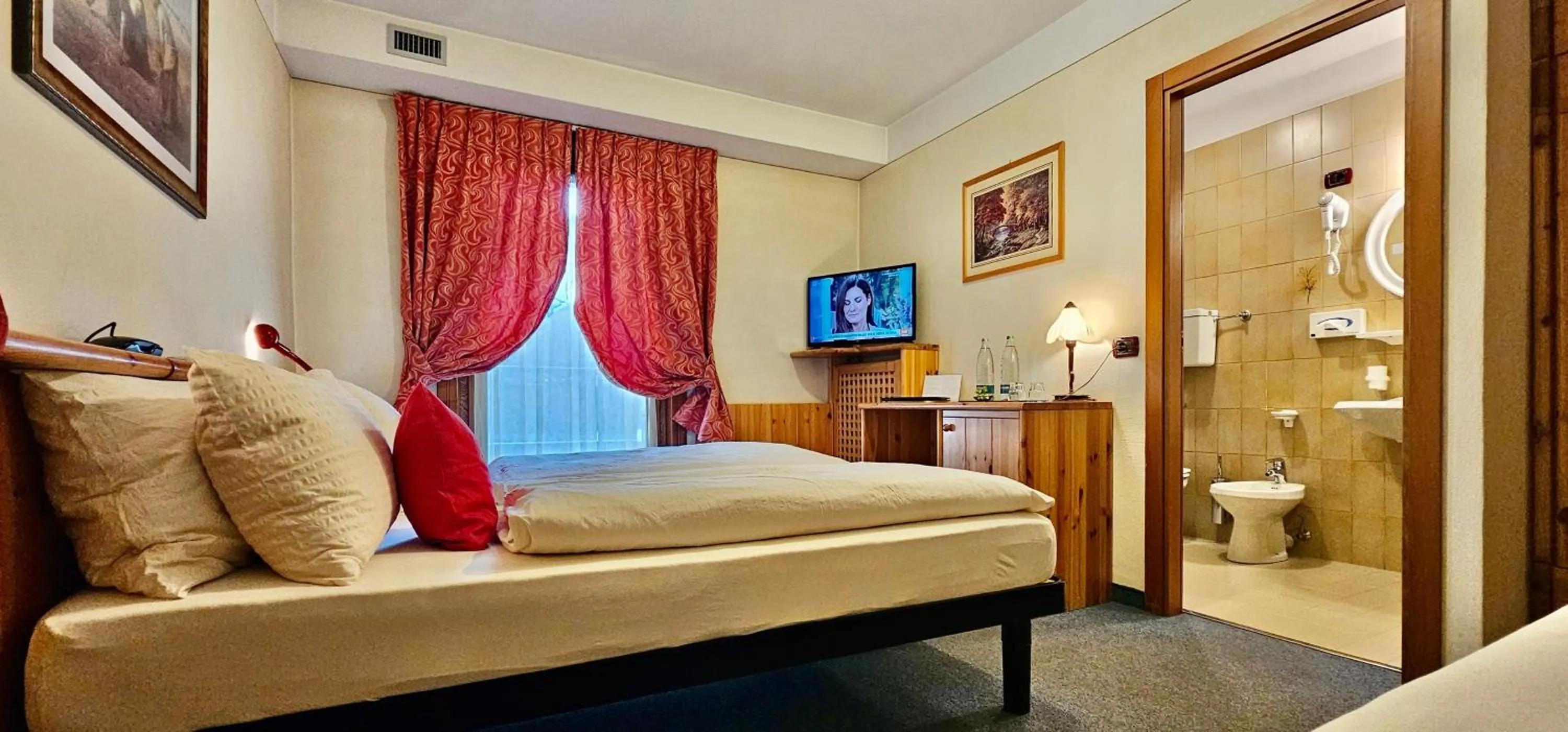 Bed in Albergo Alpenrose