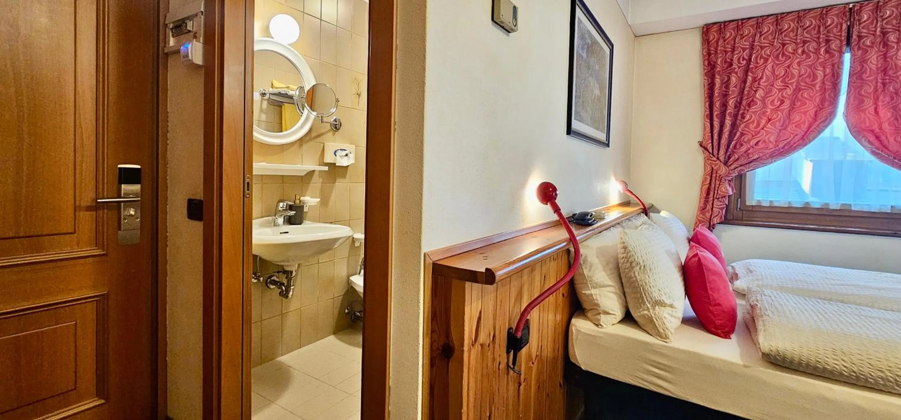 Bed in Albergo Alpenrose