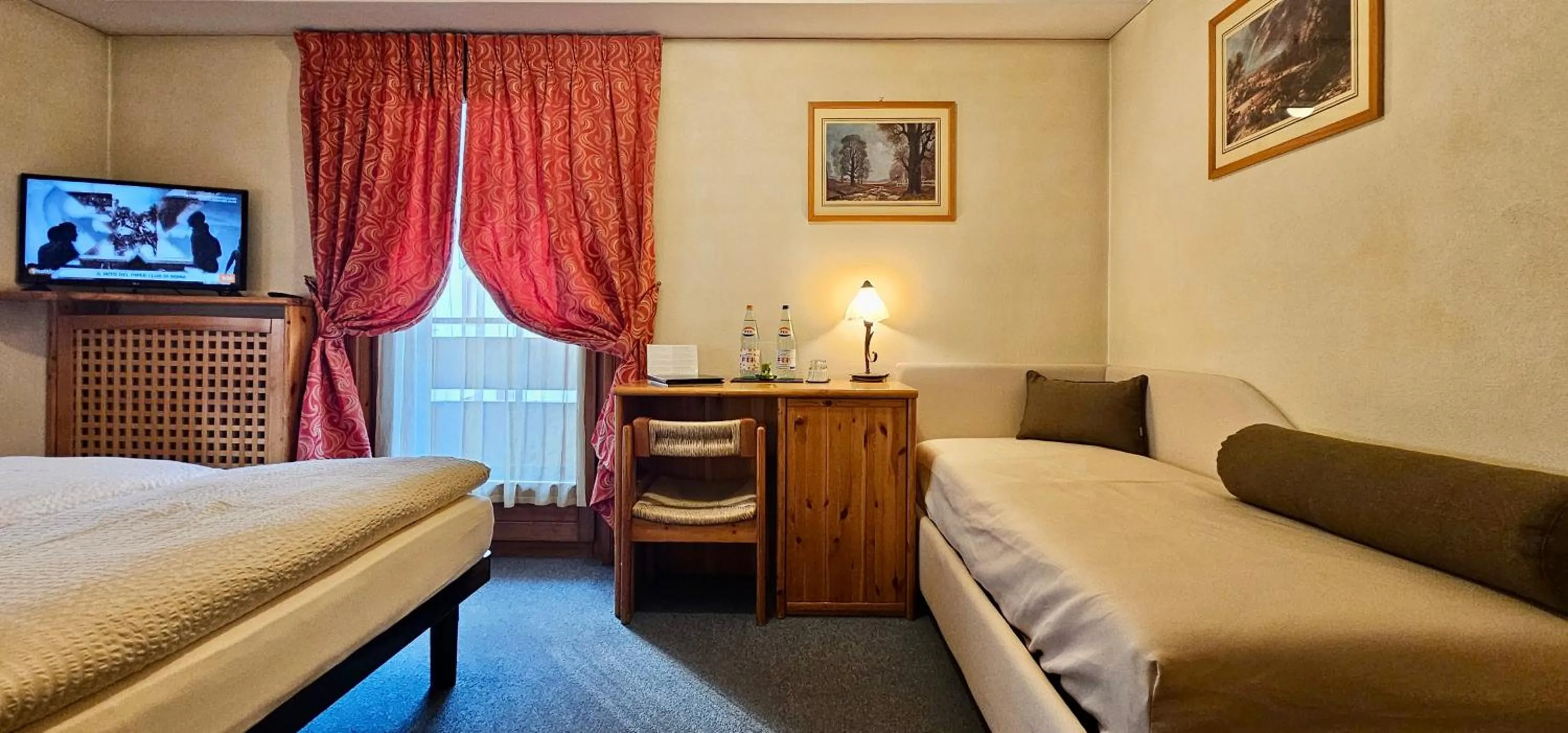 Bed in Albergo Alpenrose