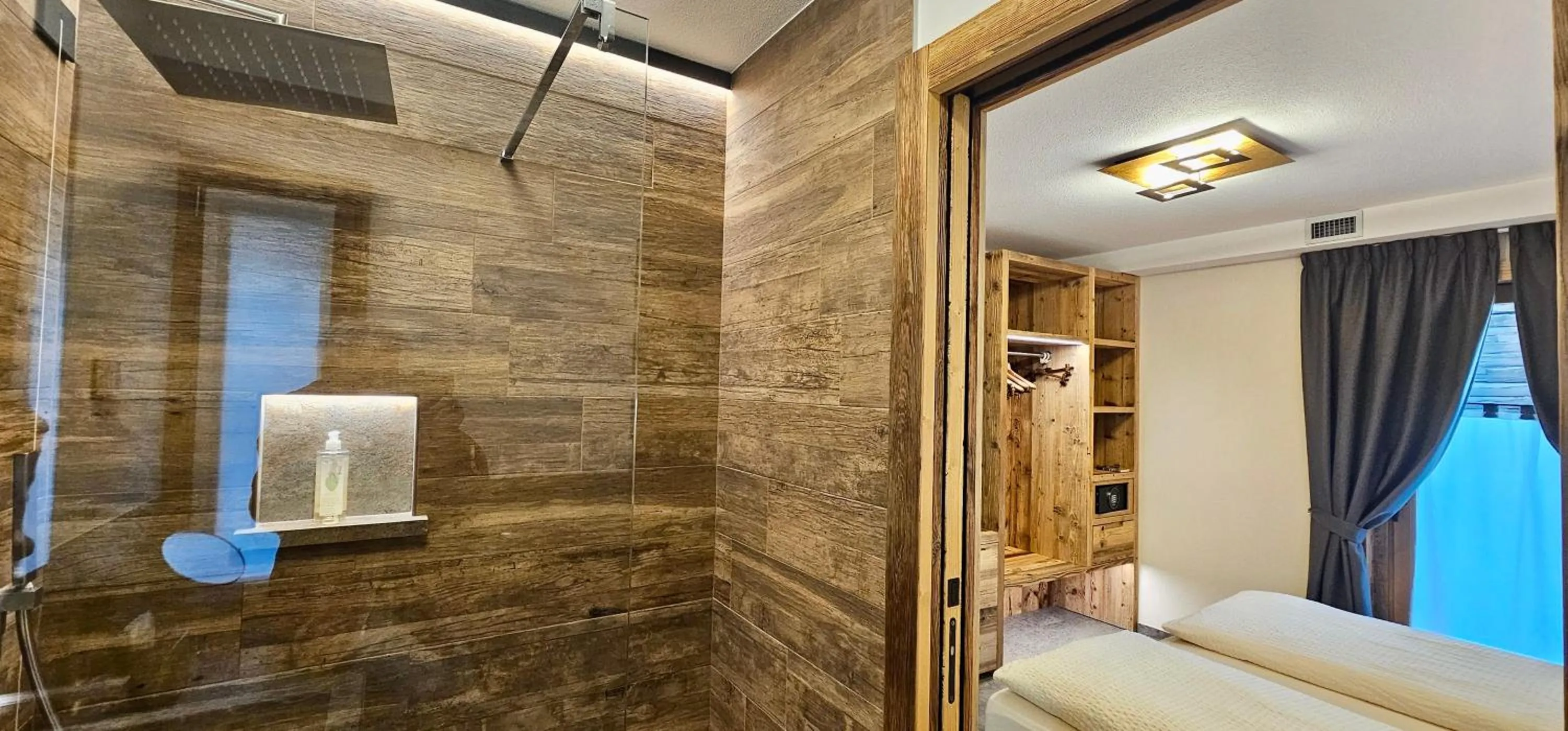 Shower, Bed in Albergo Alpenrose