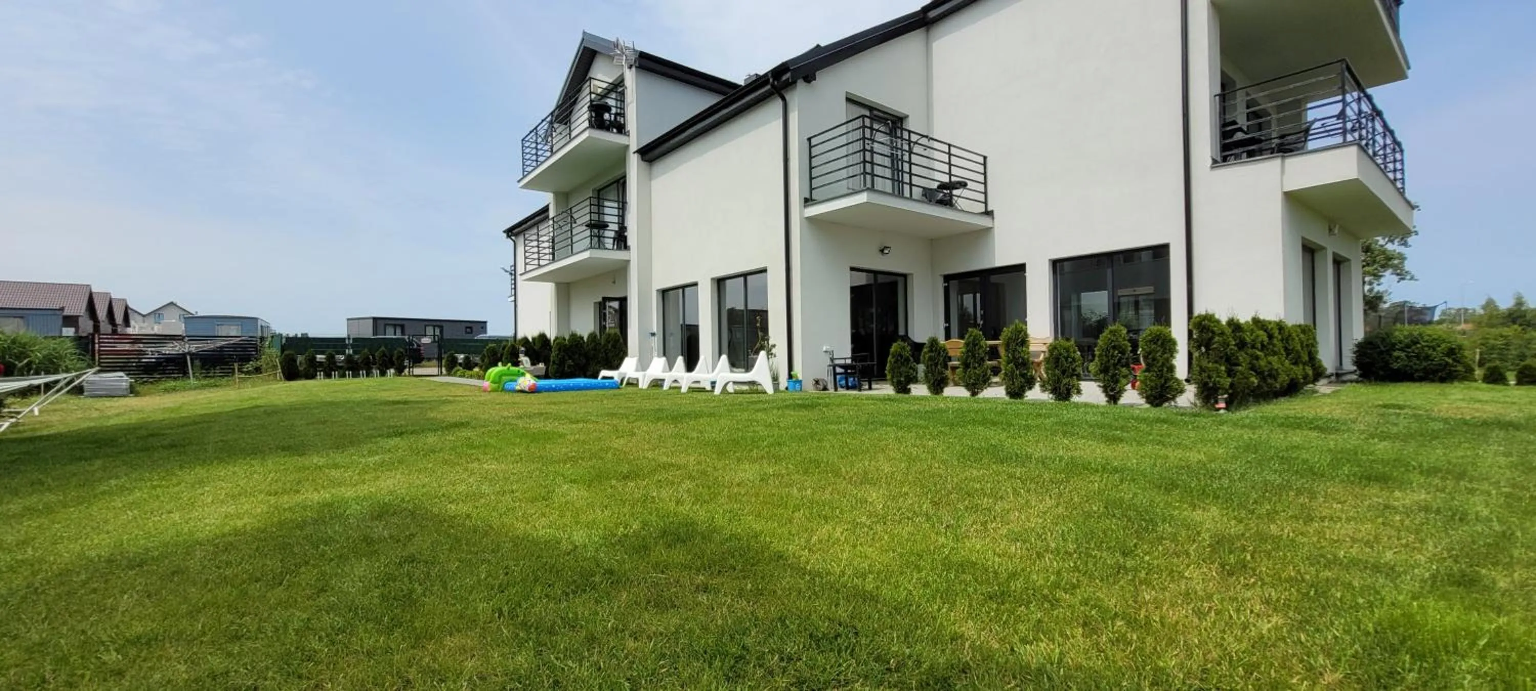Property building in Willa Kardamon
