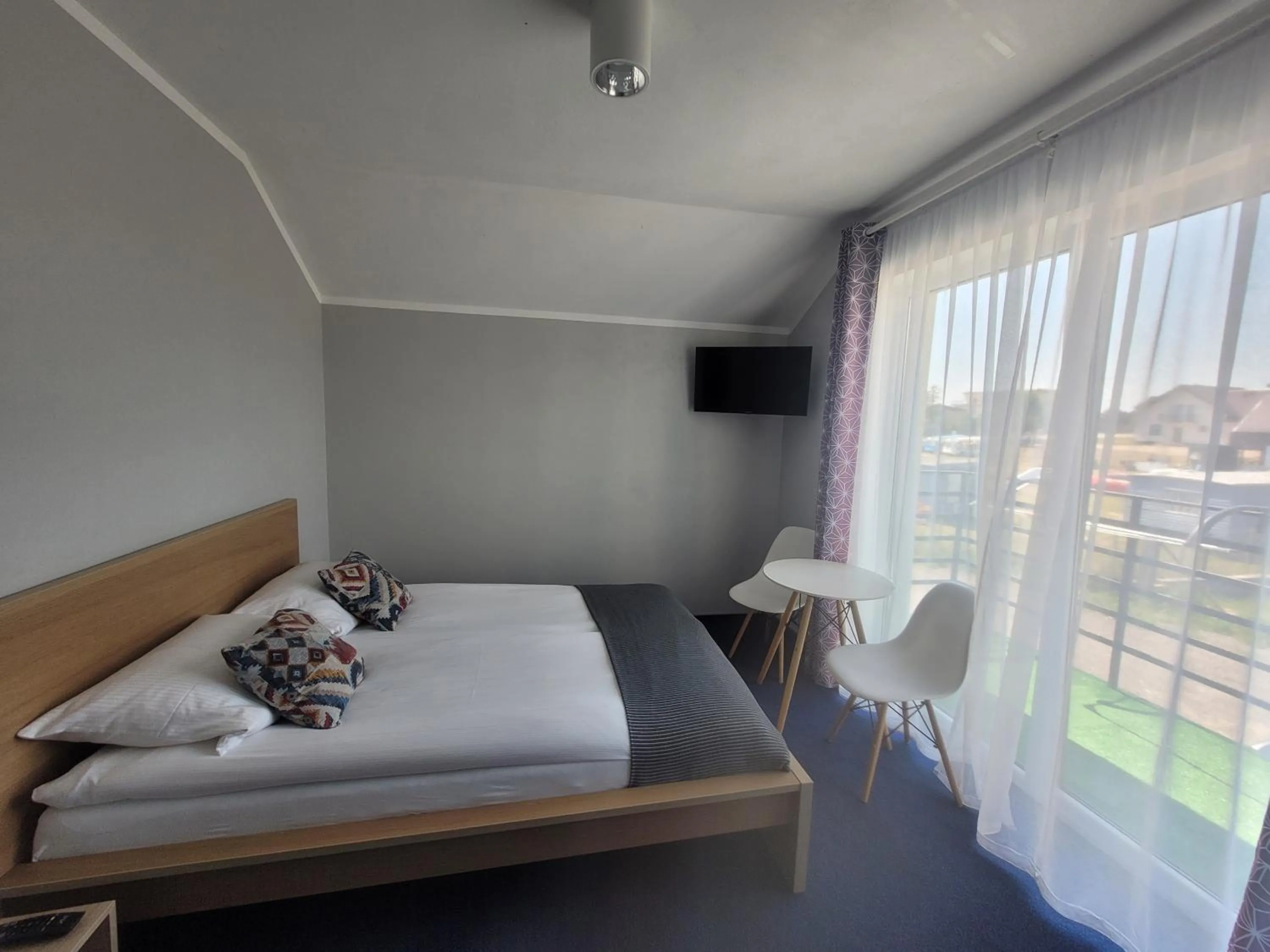 Communal lounge/ TV room, Bed in Willa Kardamon