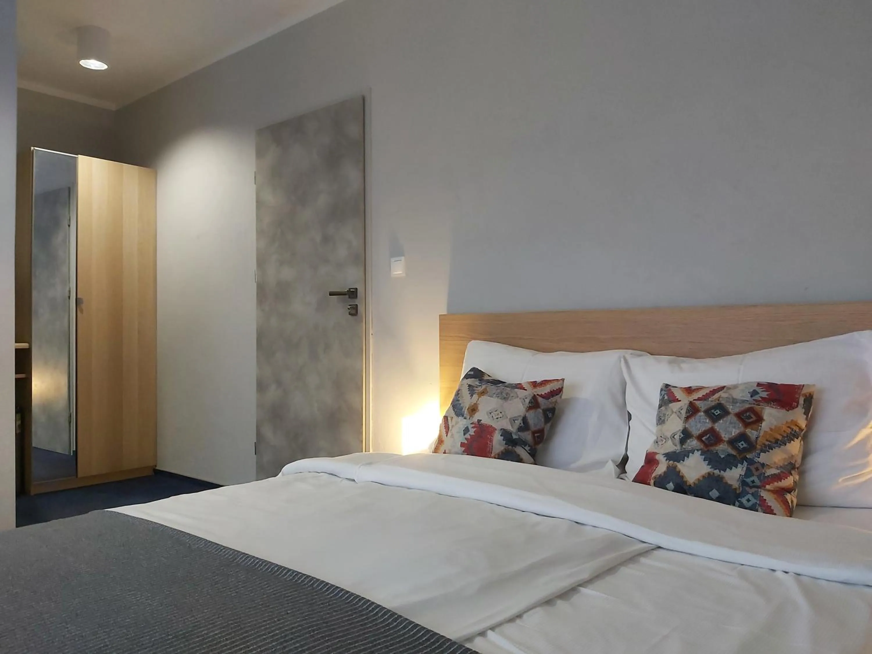Photo of the whole room, Bed in Willa Kardamon