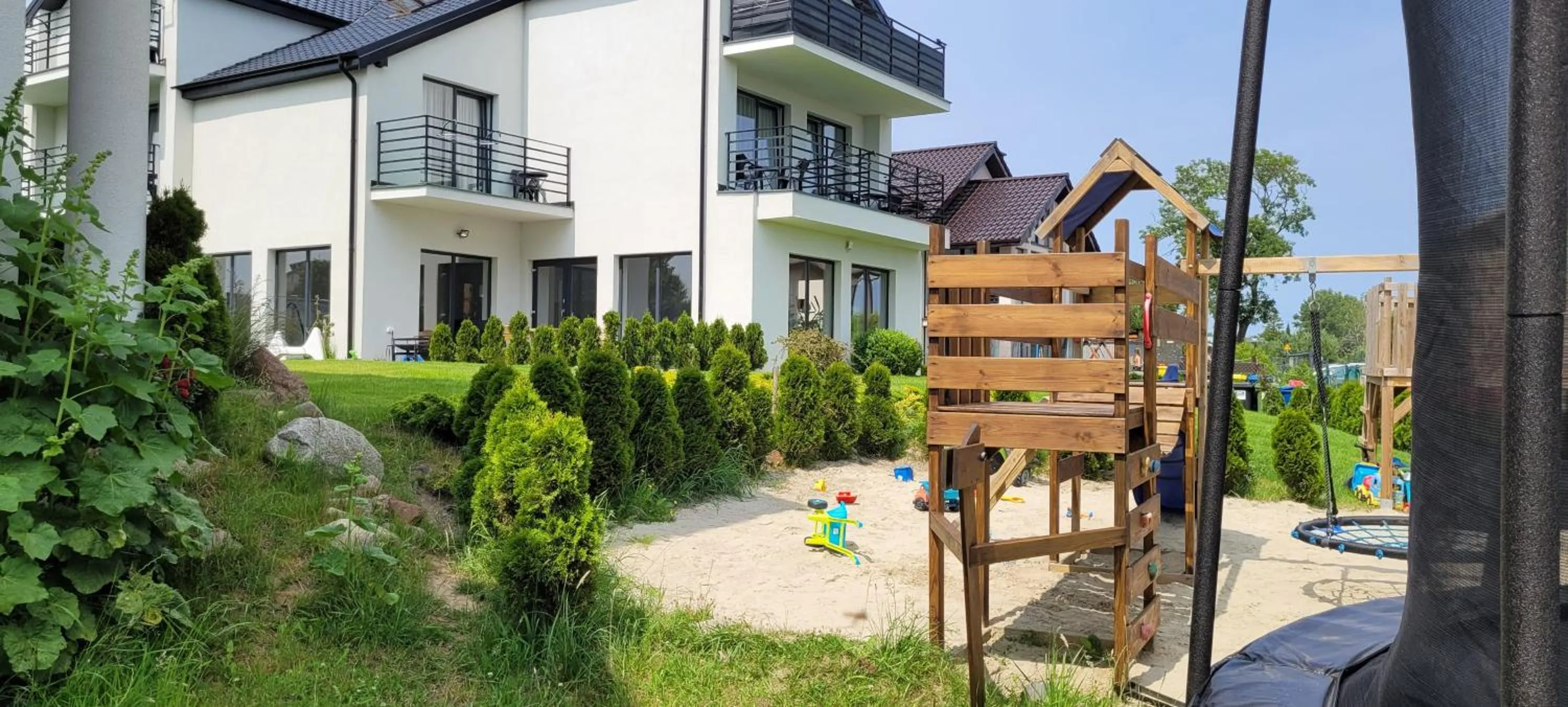 Property building in Willa Kardamon