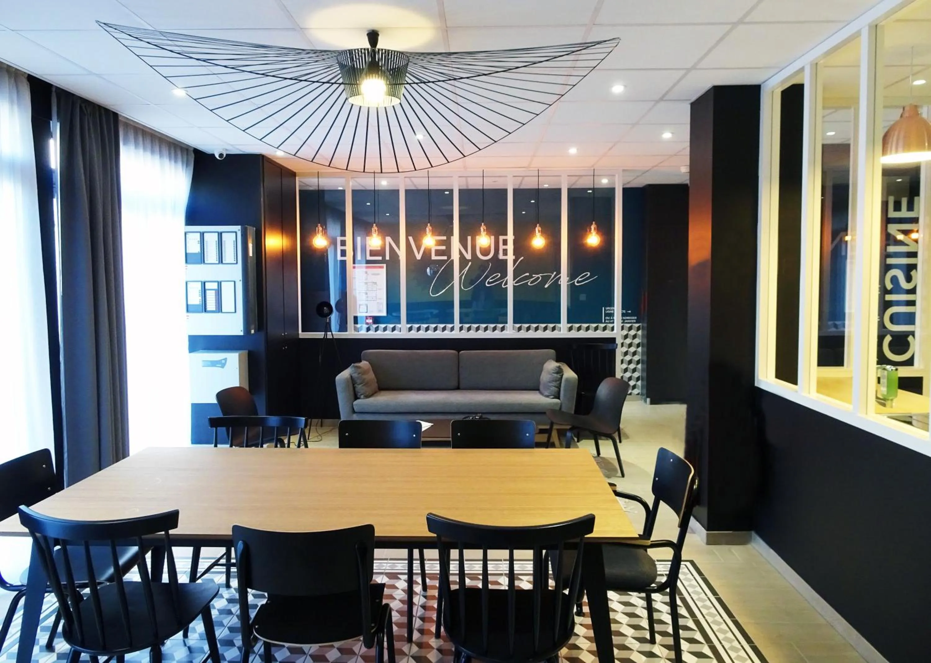 Communal lounge/ TV room in Résidence Little Sévigné