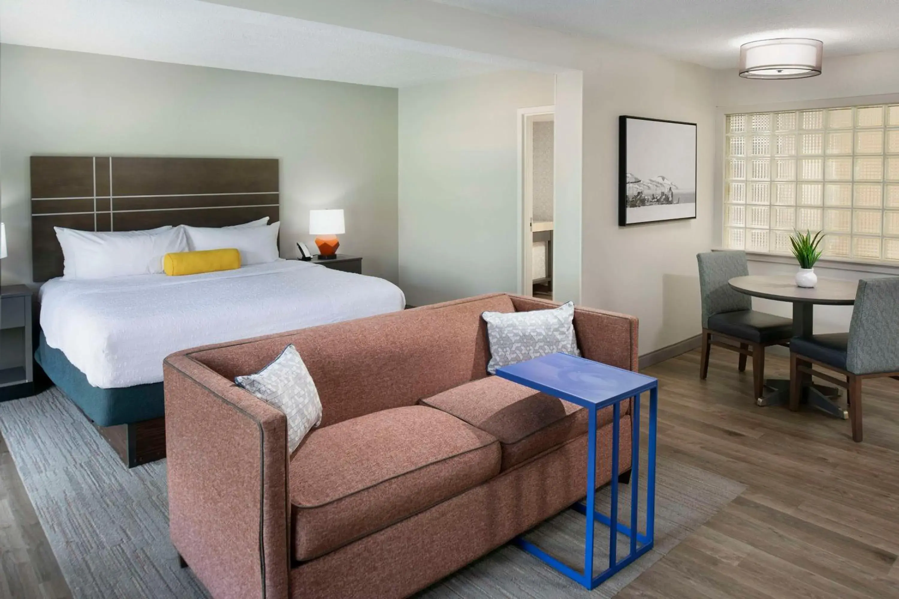 Living room, Bed in Hampton Inn Northwood Living room, Bed in Hampton Inn Northwood