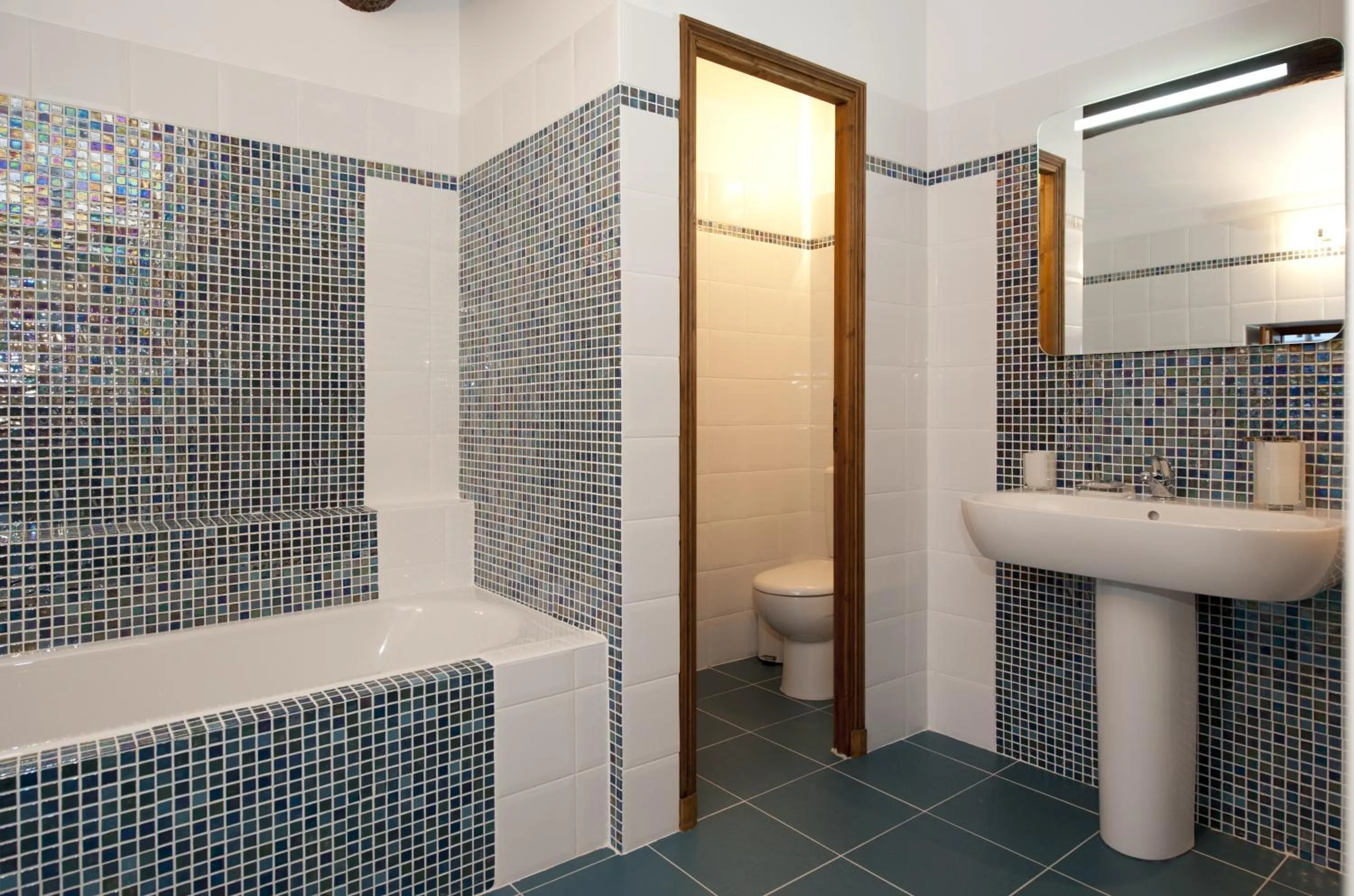 Bathroom in La Maison du Peintre en Provence