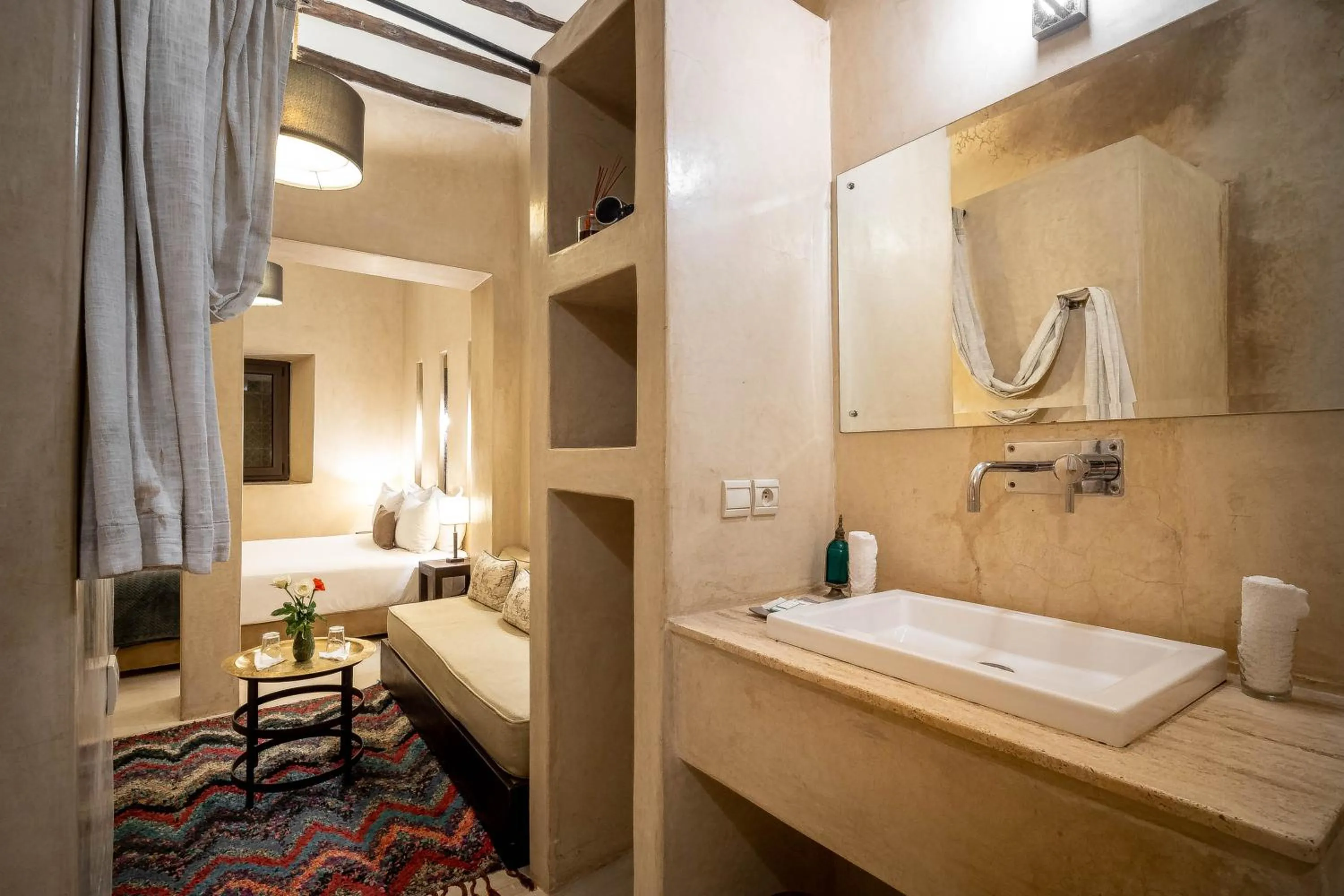 Shower, Bed in Riad Vanilla Sma & Spa