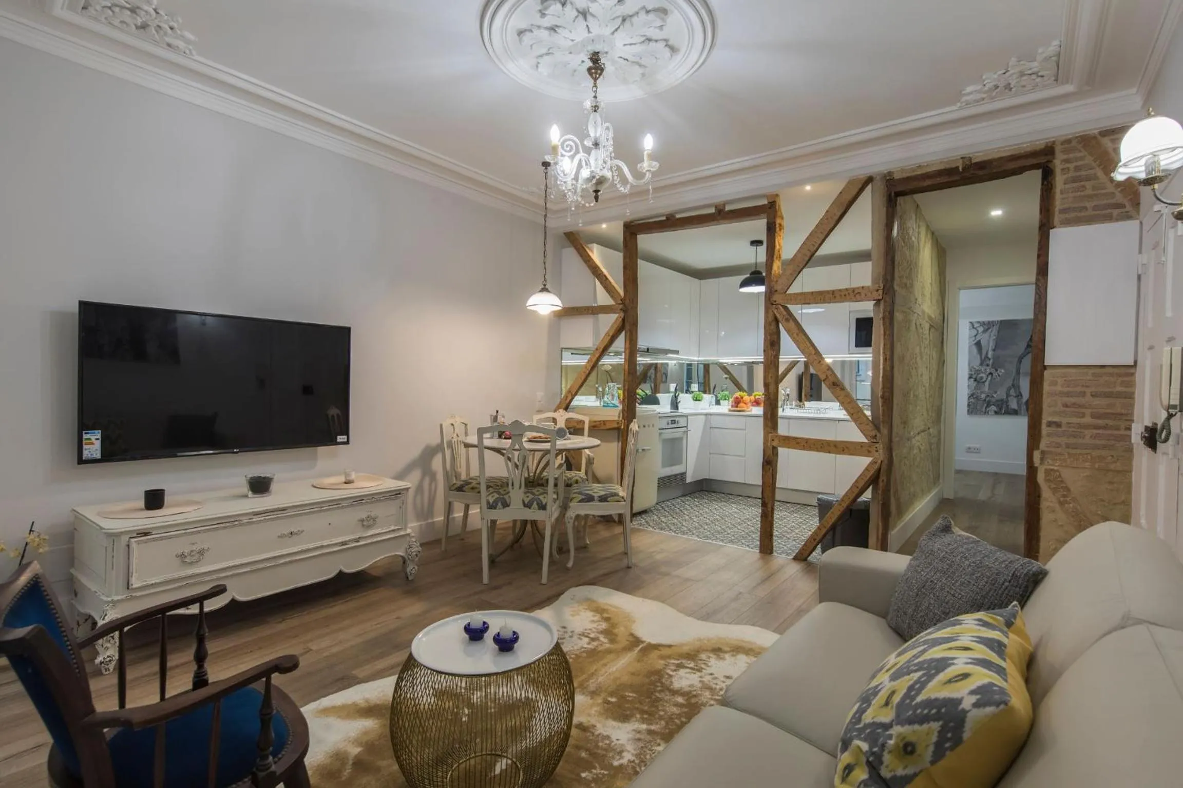 LovelyStay - Vintage Flat Near Santa Justa Elevator!