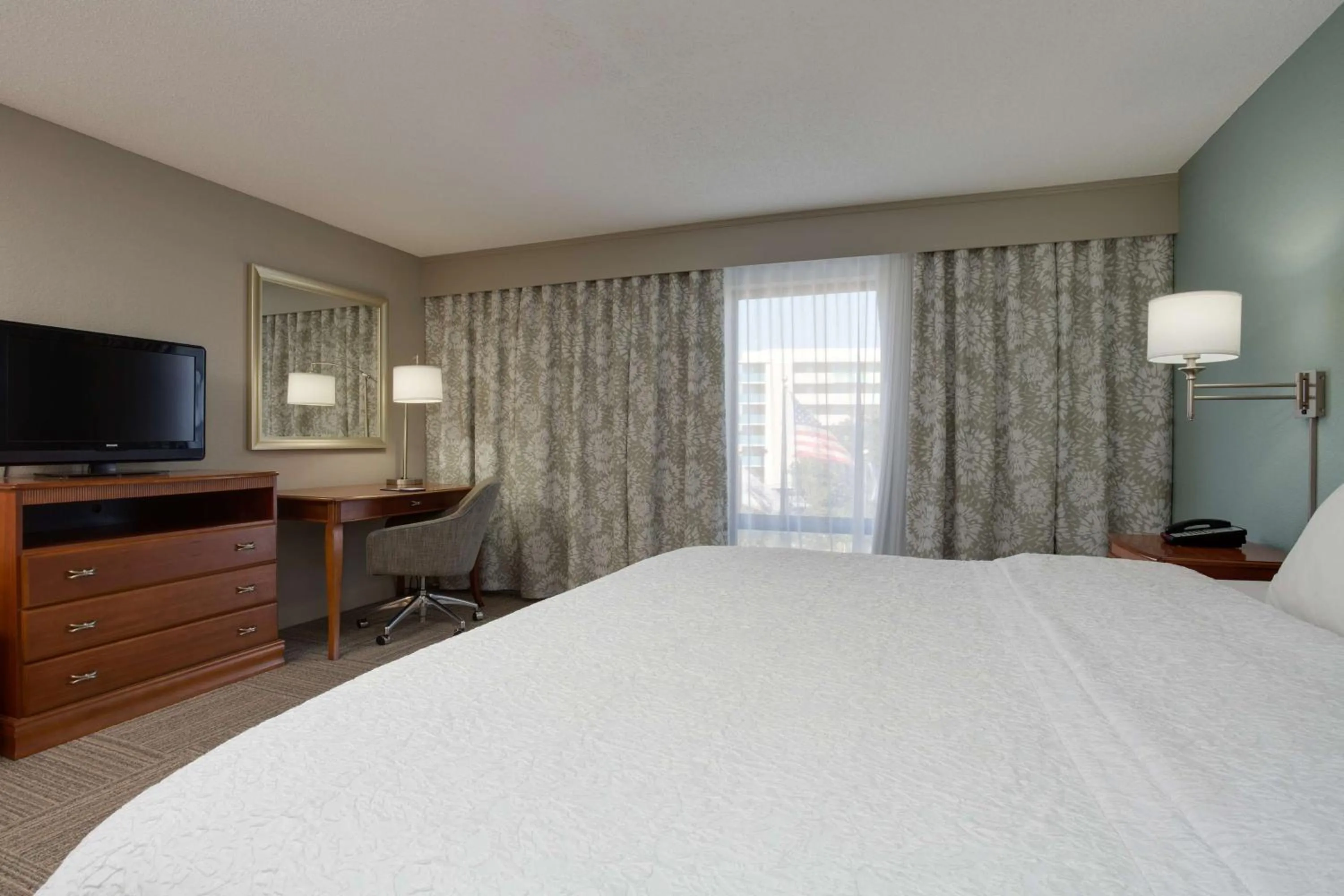 Bed in Hampton Inn Harbourgate