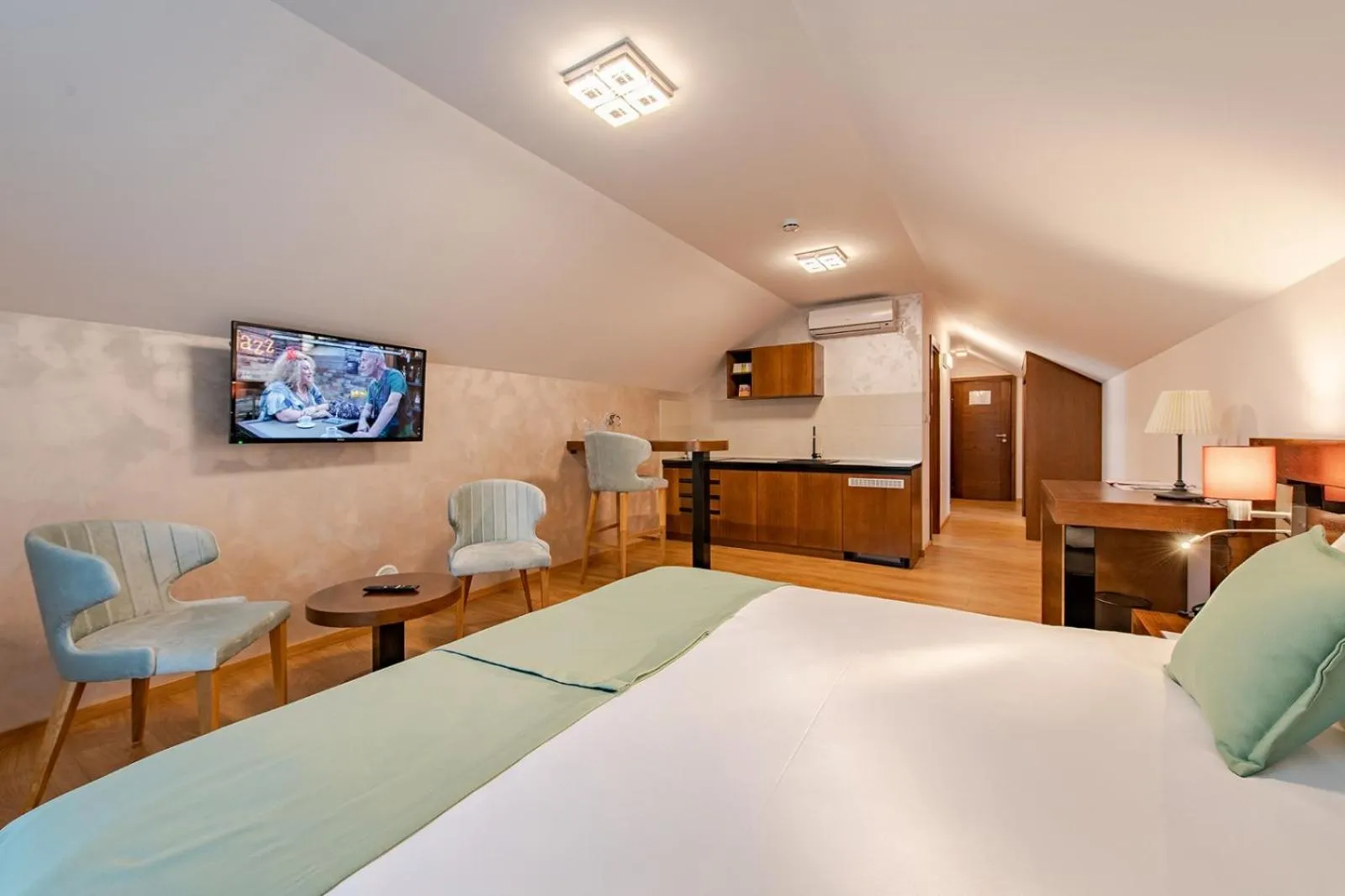 Bed in Rubicon Garni Hotel