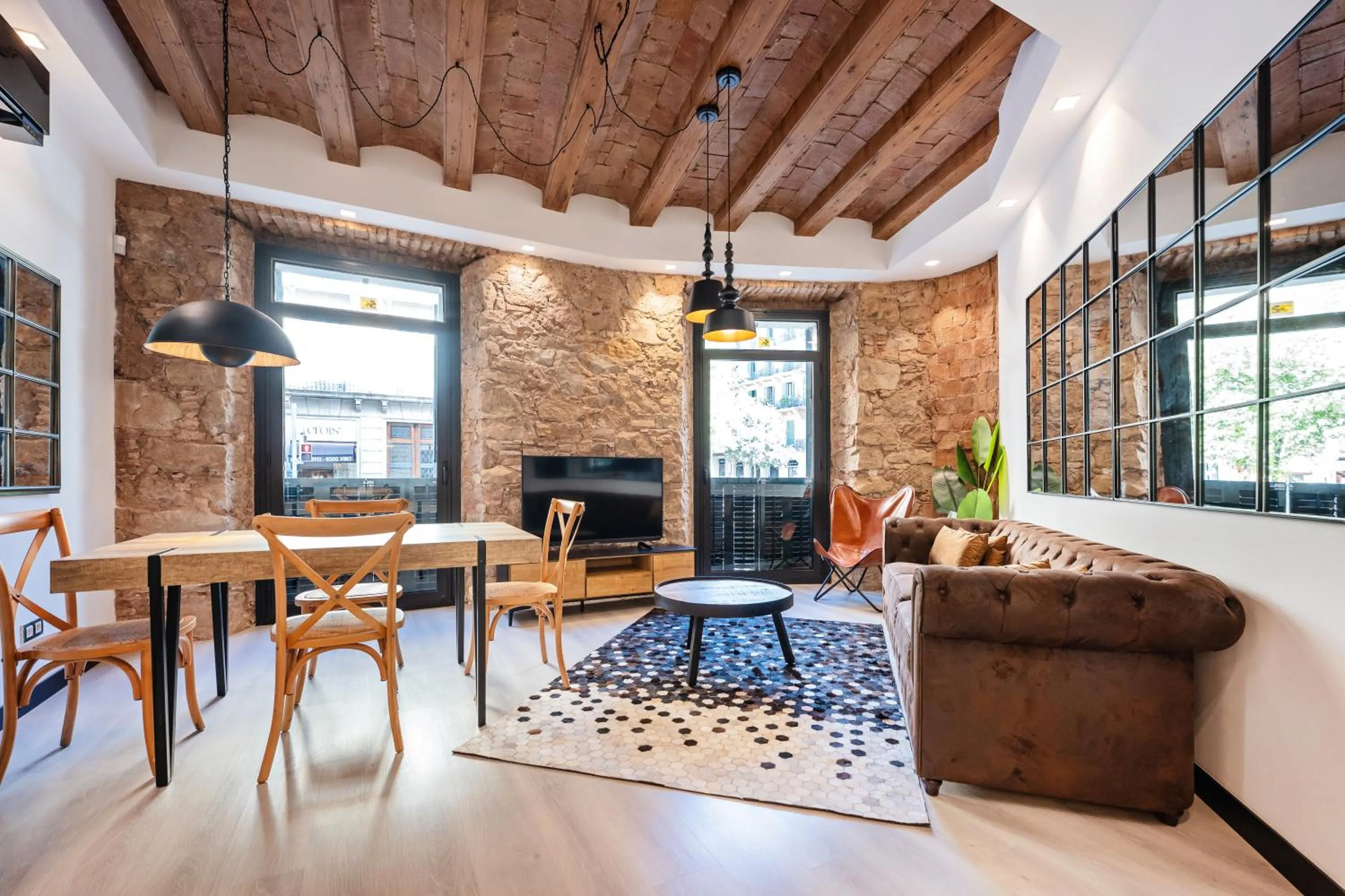 TV and multimedia in Midtown Luxury Apartments by Sweett