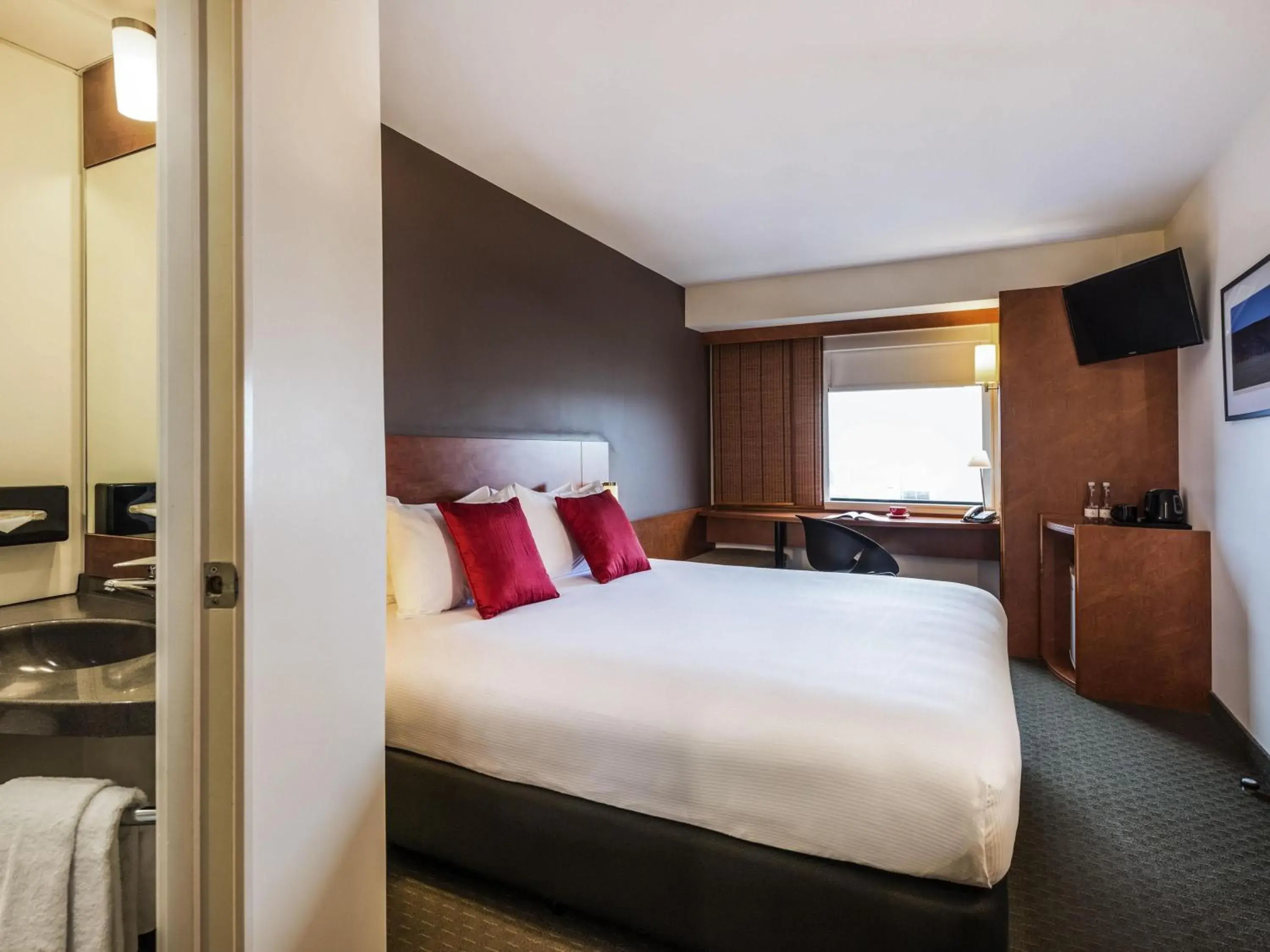 Bedroom, Bed in Ibis Christchurch Bedroom, Bed in Ibis Christchurch