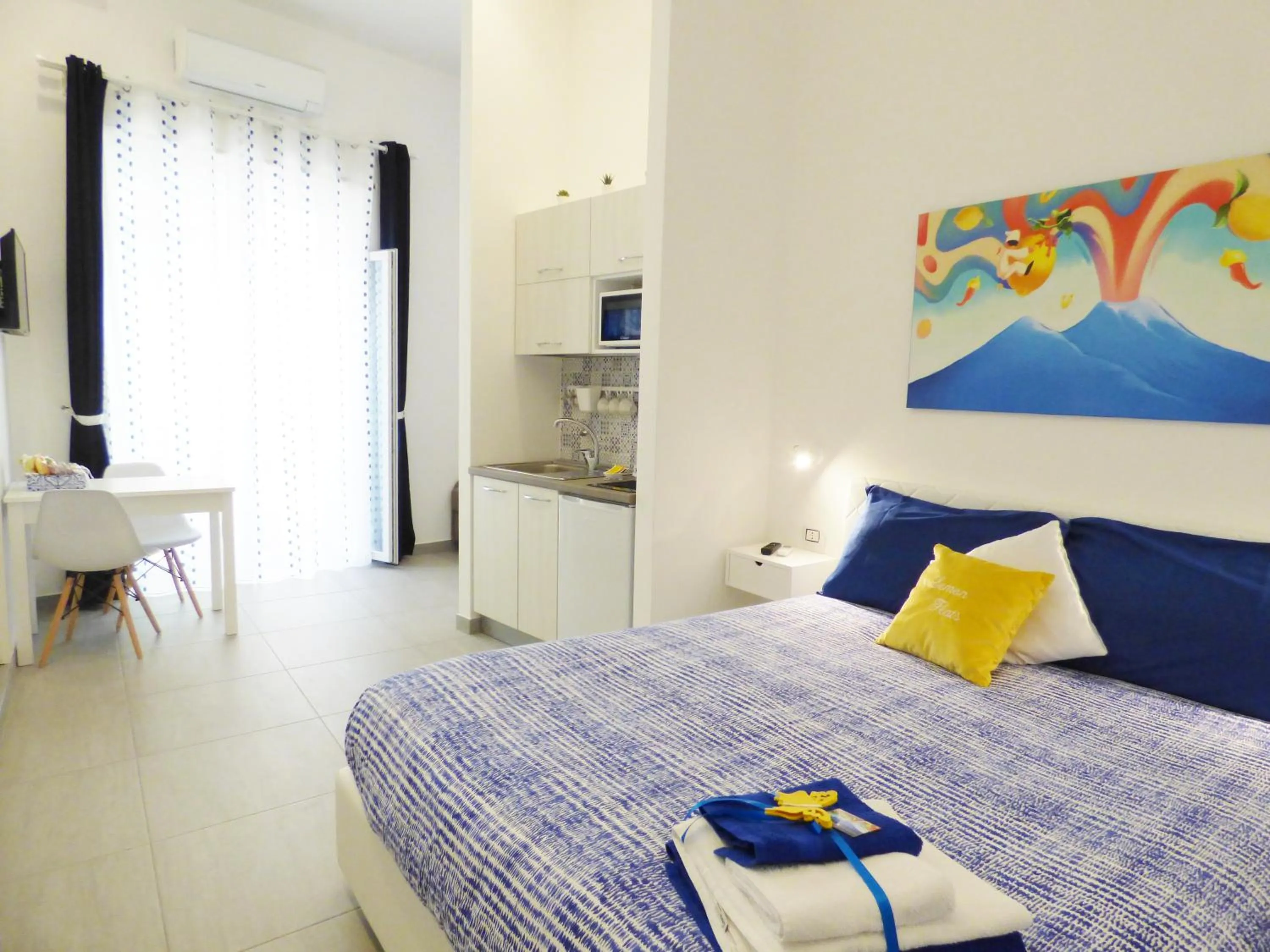 Dining area, Bed in B&B Lemon Flats