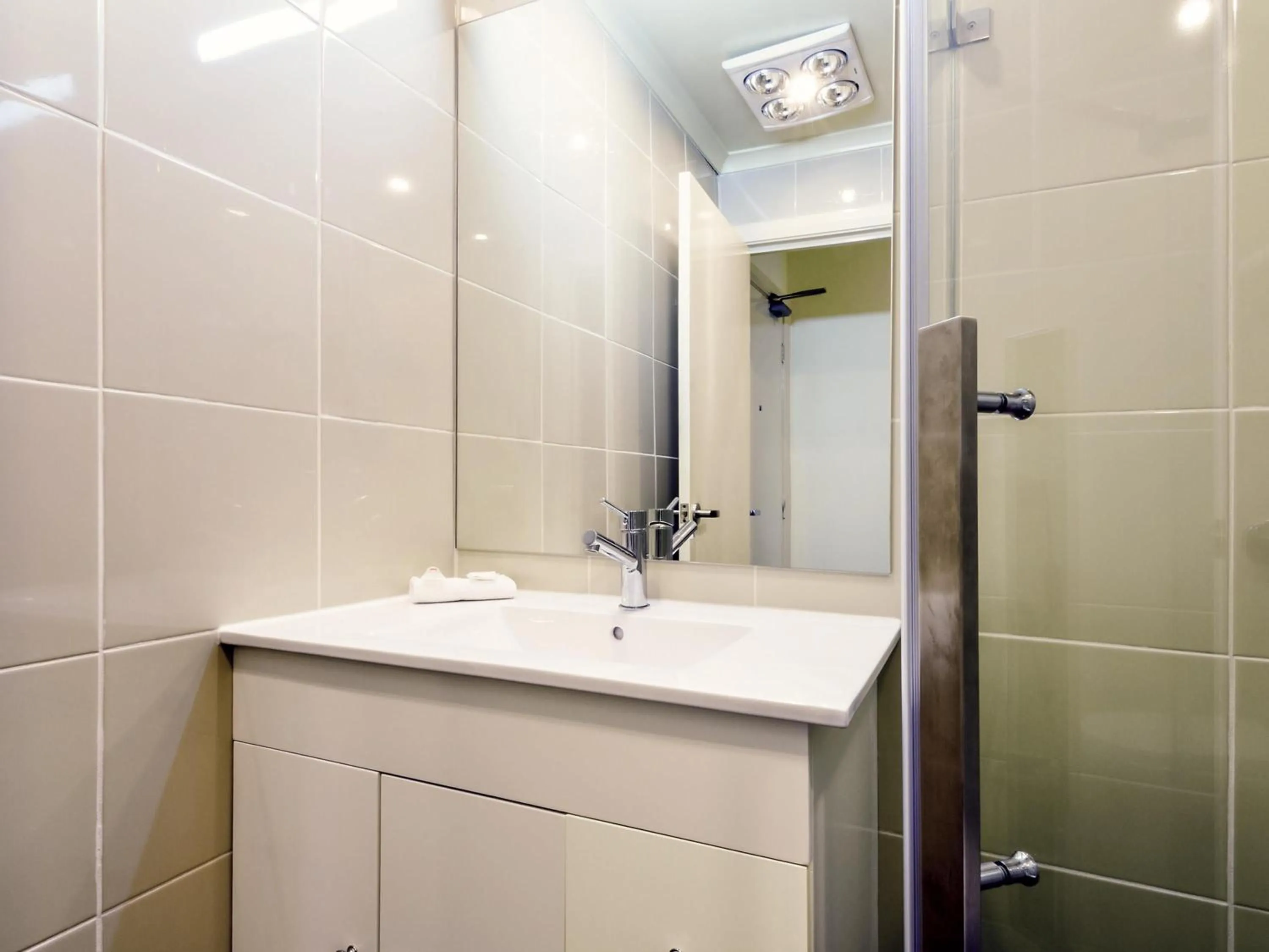 Bedroom in ibis Styles Kingsgate Hotel