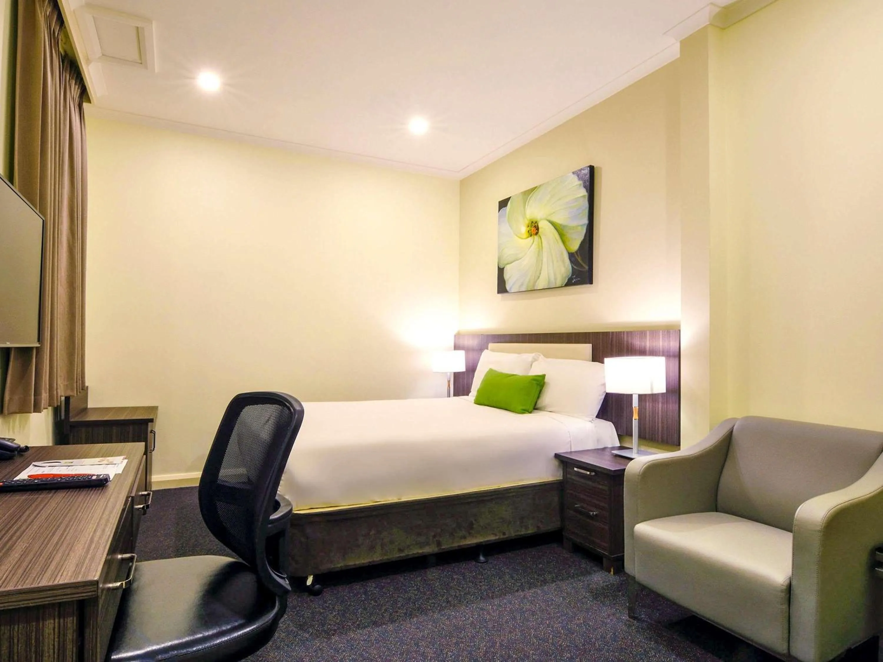 Bedroom, Bed in ibis Styles Kingsgate Hotel