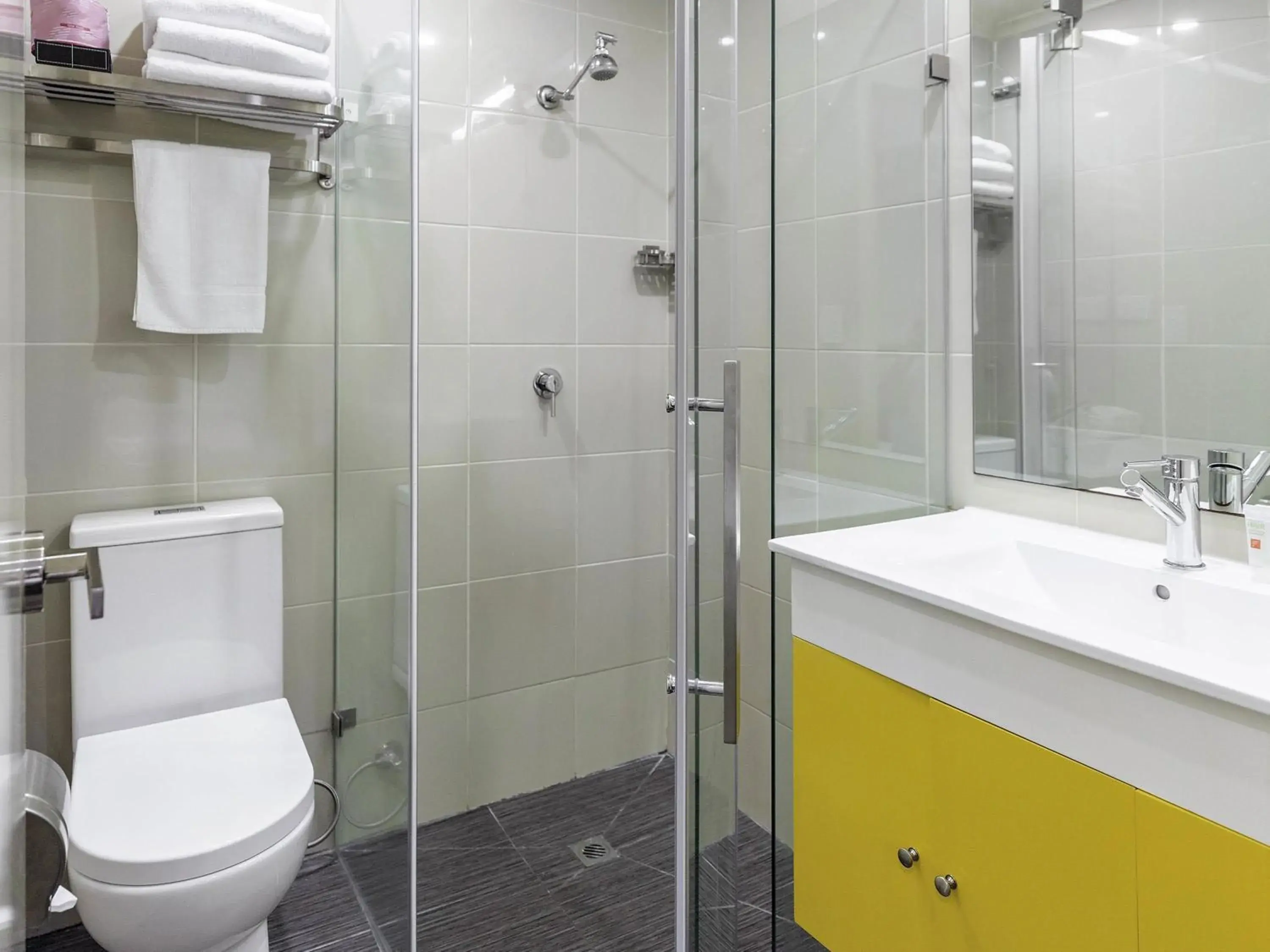 Bedroom in ibis Styles Kingsgate Hotel Bedroom in ibis Styles Kingsgate Hotel