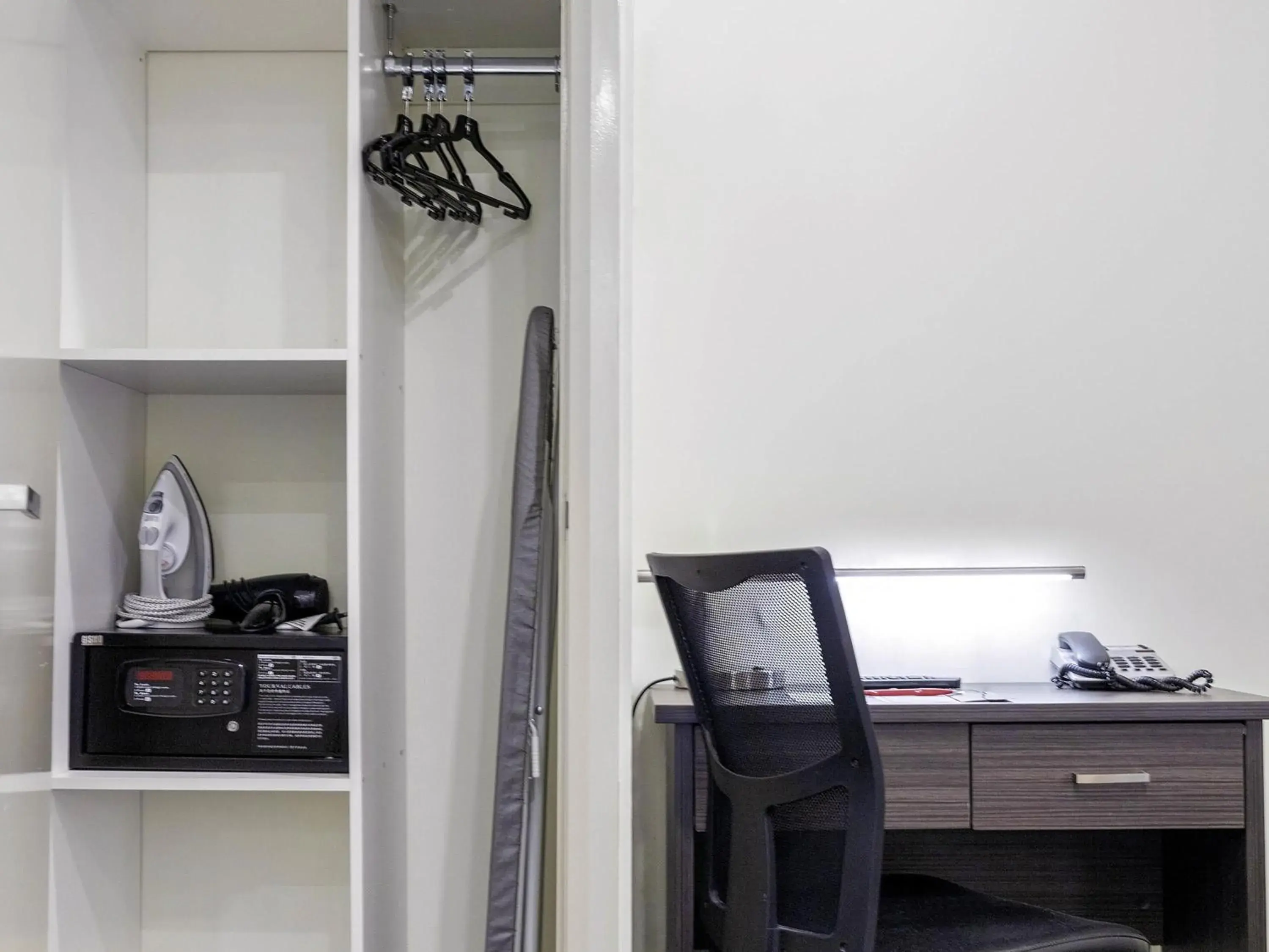 Bedroom in ibis Styles Kingsgate Hotel Bedroom in ibis Styles Kingsgate Hotel