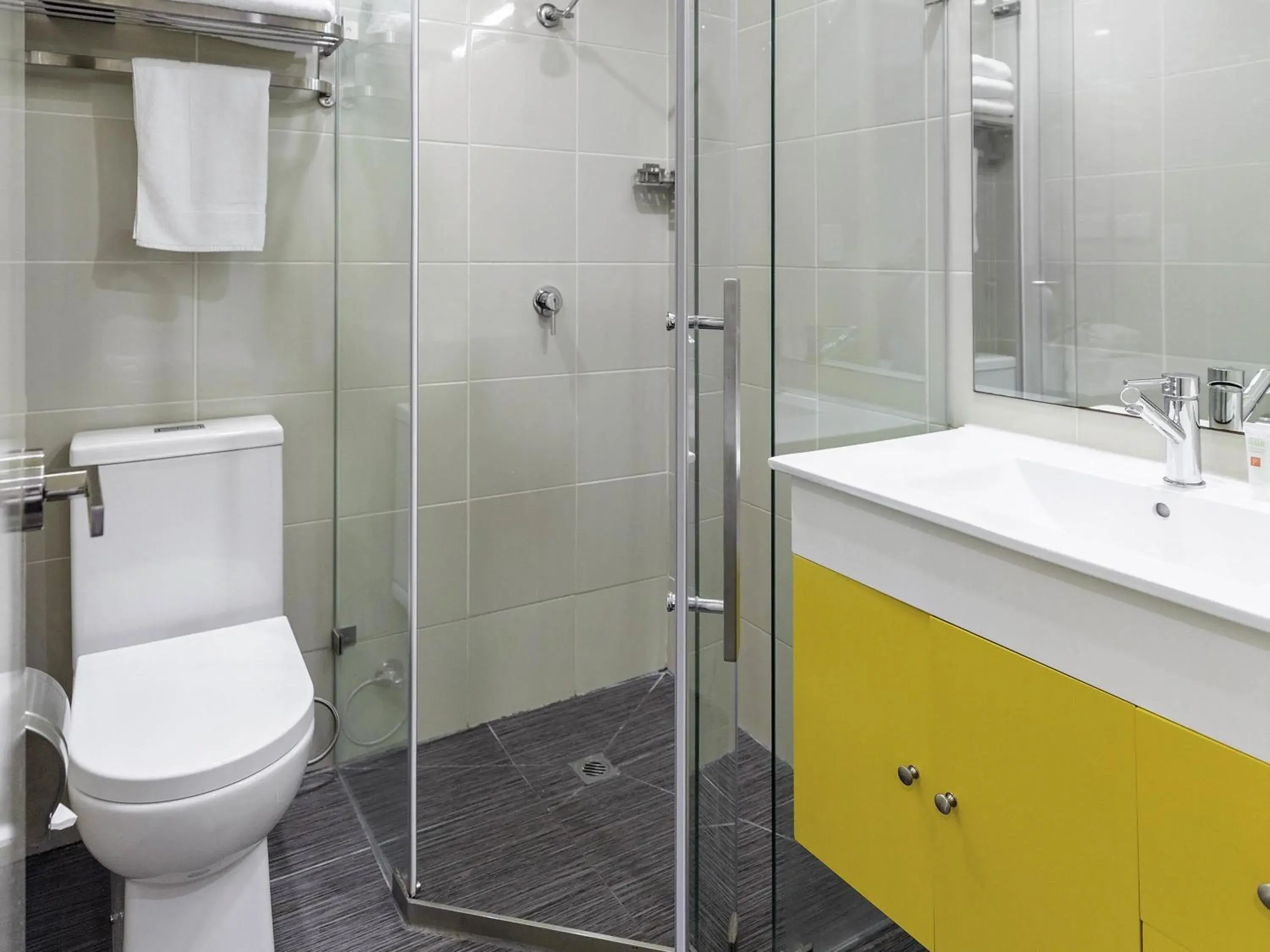 Bedroom in ibis Styles Kingsgate Hotel Bedroom in ibis Styles Kingsgate Hotel