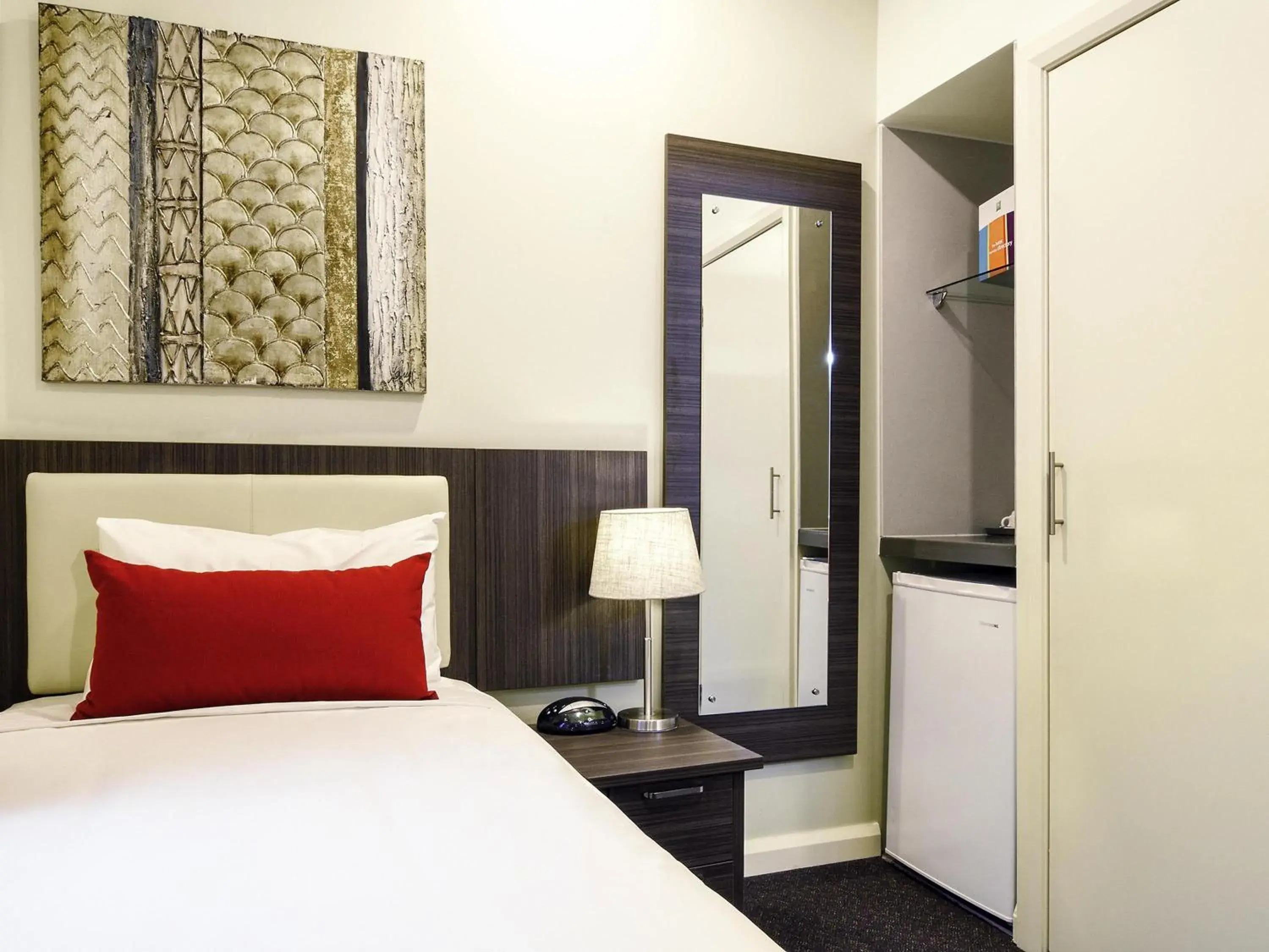 Bedroom, Bed in ibis Styles Kingsgate Hotel Bedroom, Bed in ibis Styles Kingsgate Hotel