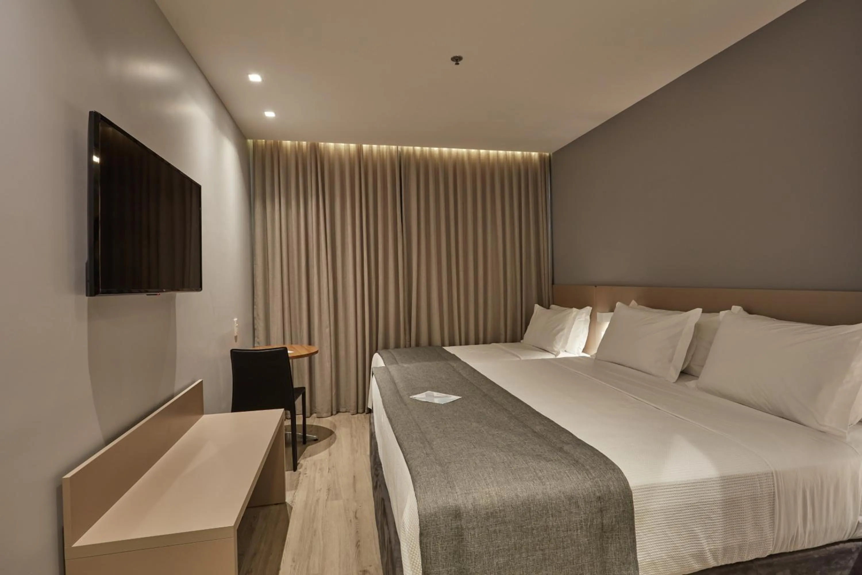 Bathroom, Bed in Flix Hotel