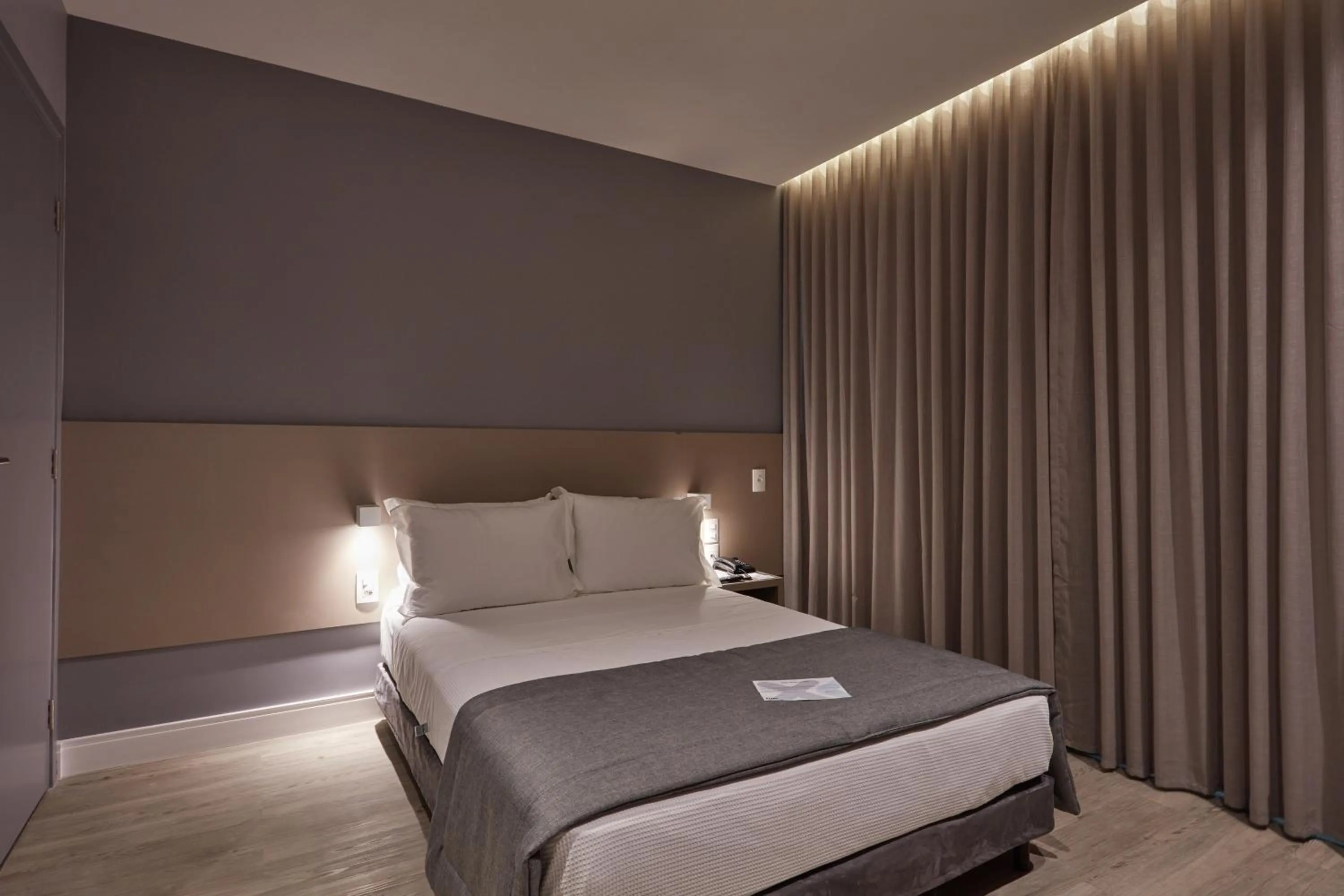 Bedroom, Bed in Flix Hotel