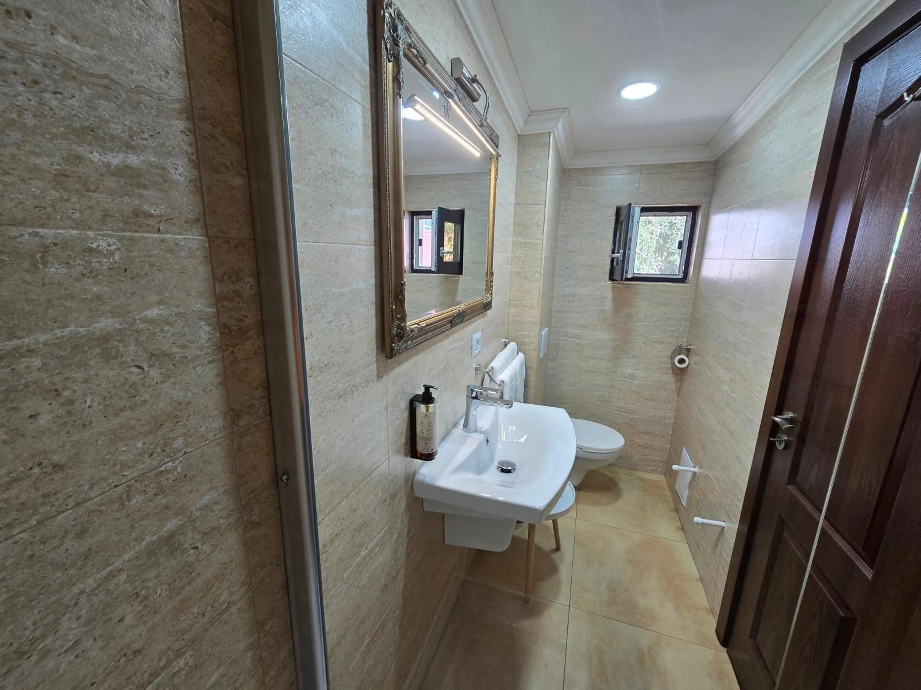 Bathroom in Poet Palace Bucharest