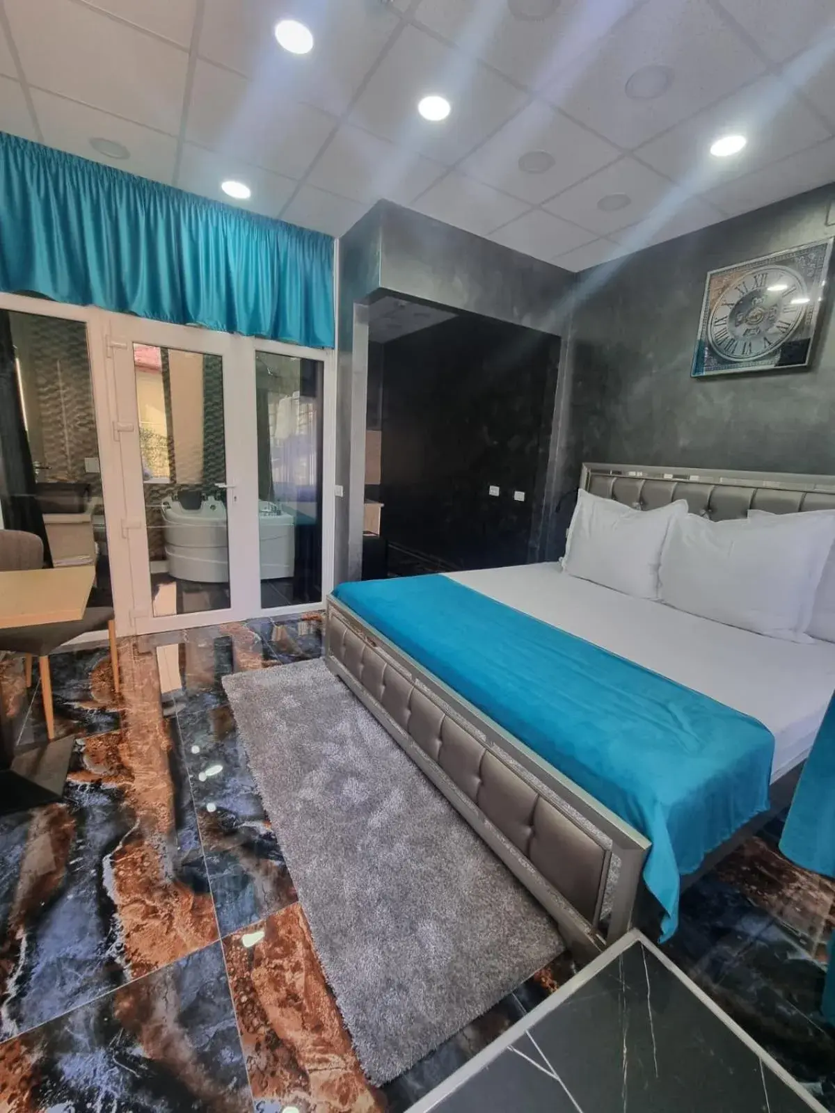 Room 14 The poet's room with bathtub and kitchenette, 1 car parking space in Poet Palace Bucharest Room 14 The poet's room with bathtub and kitchenette, 1 car parking space in Poet Palace Bucharest