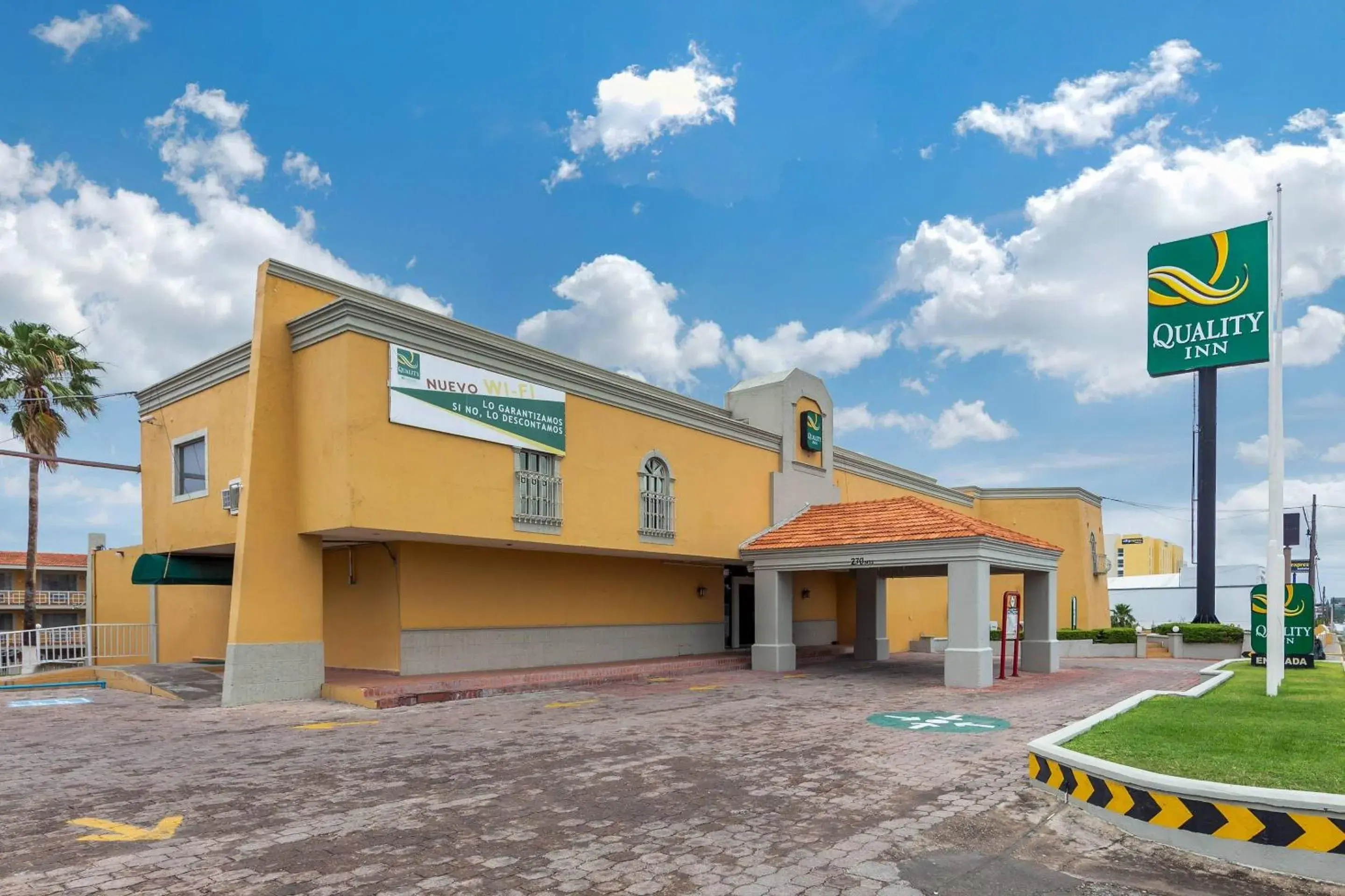 Property building in Quality Inn Piedras Negras Property building in Quality Inn Piedras Negras