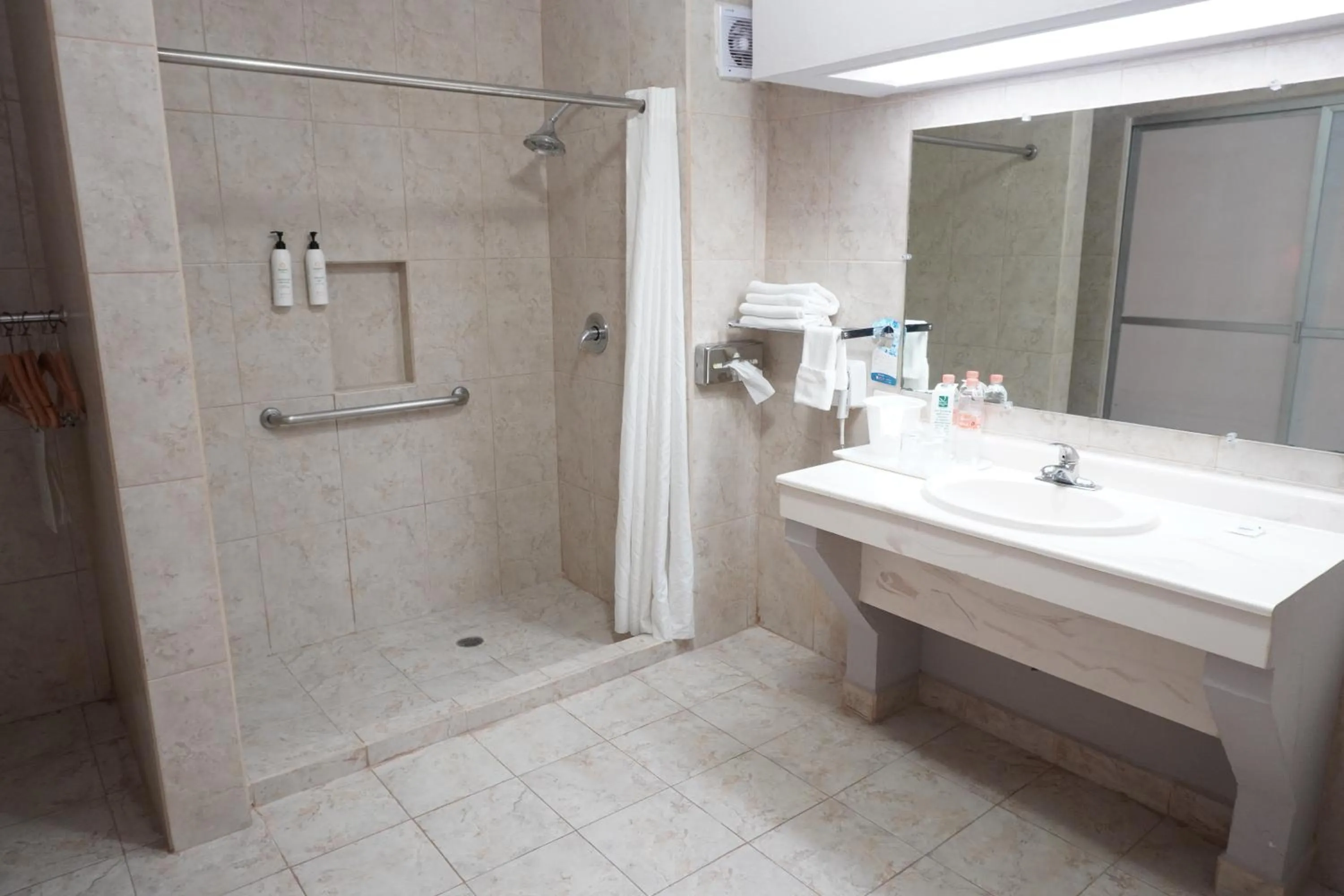 Shower in Quality Inn Piedras Negras