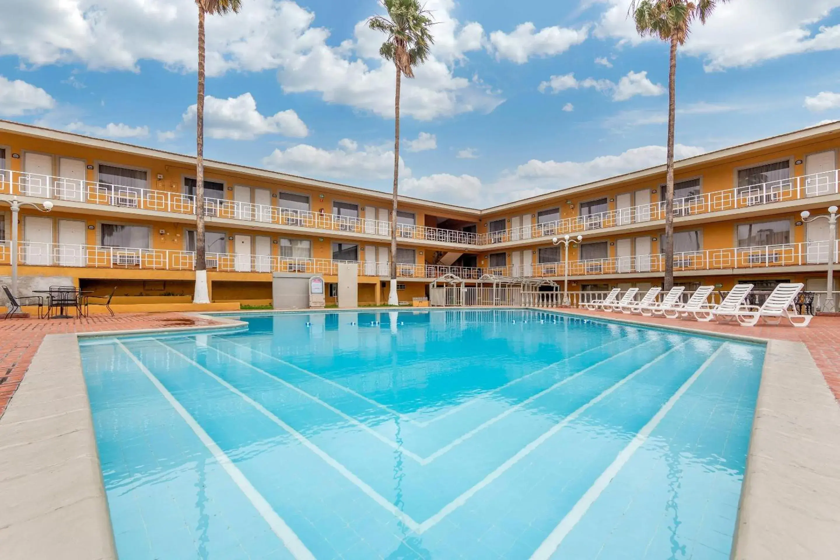 Swimming pool in Quality Inn Piedras Negras Swimming pool in Quality Inn Piedras Negras