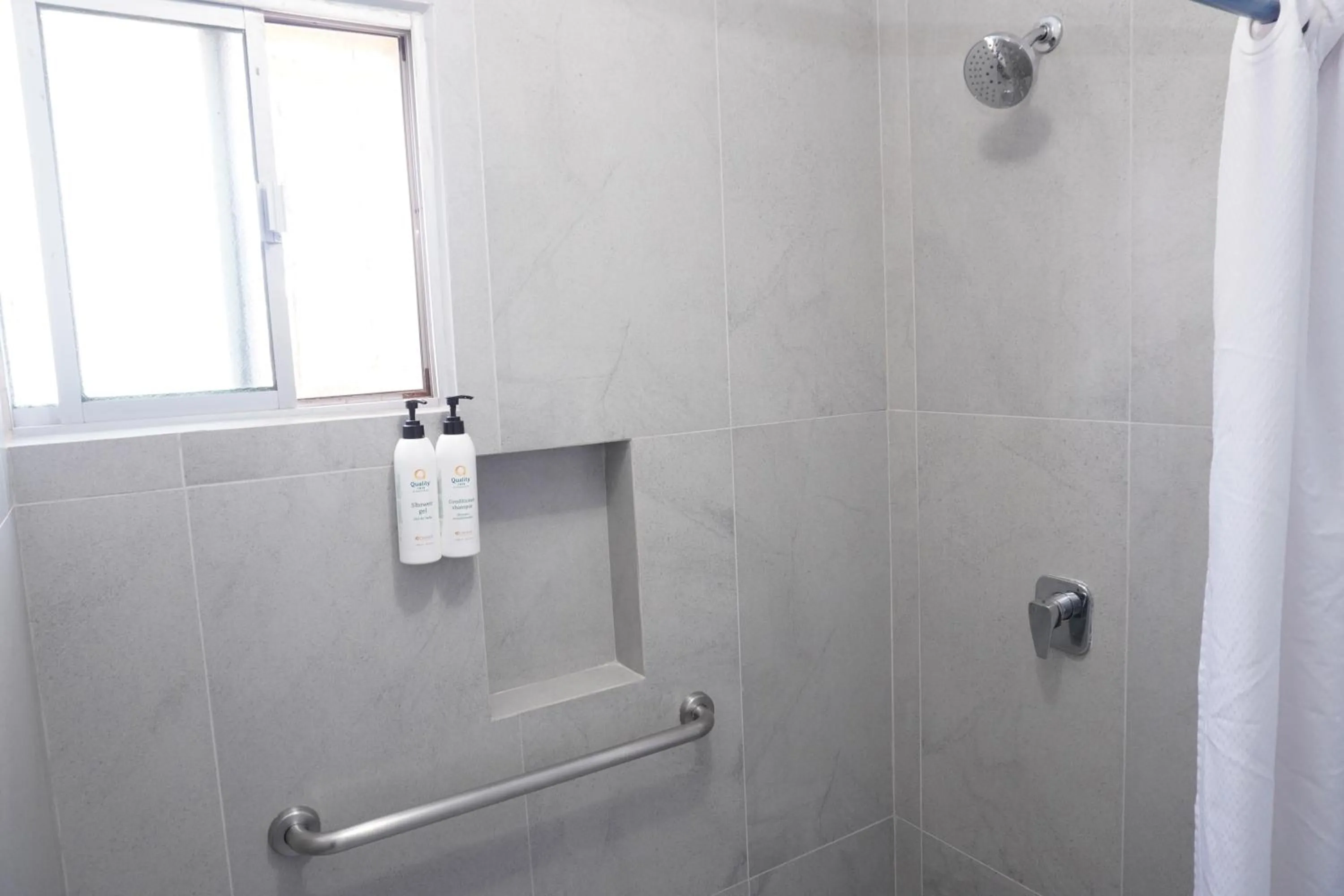 Shower in Quality Inn Piedras Negras