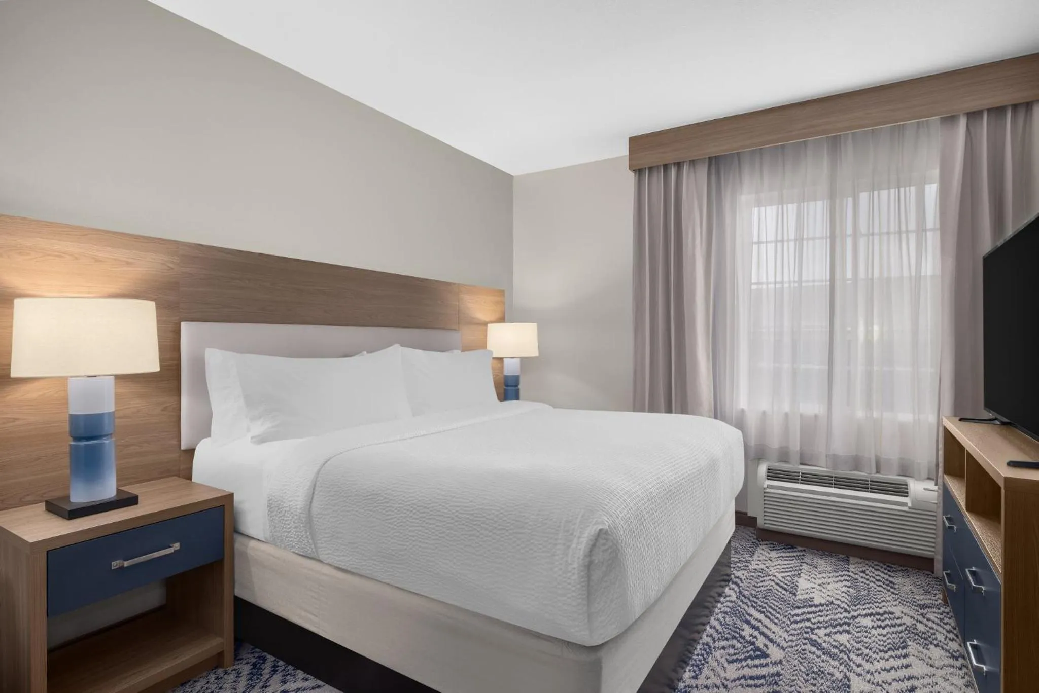 Photo of the whole room, Bed in Candlewood Suites Alexandria by IHG