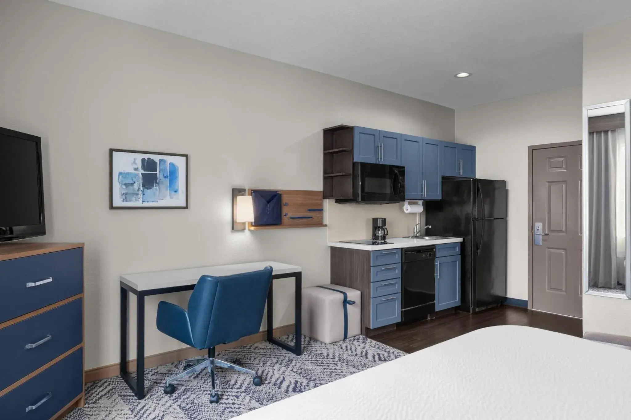 Photo of the whole room, Bed in Candlewood Suites Alexandria by IHG Photo of the whole room, Bed in Candlewood Suites Alexandria by IHG