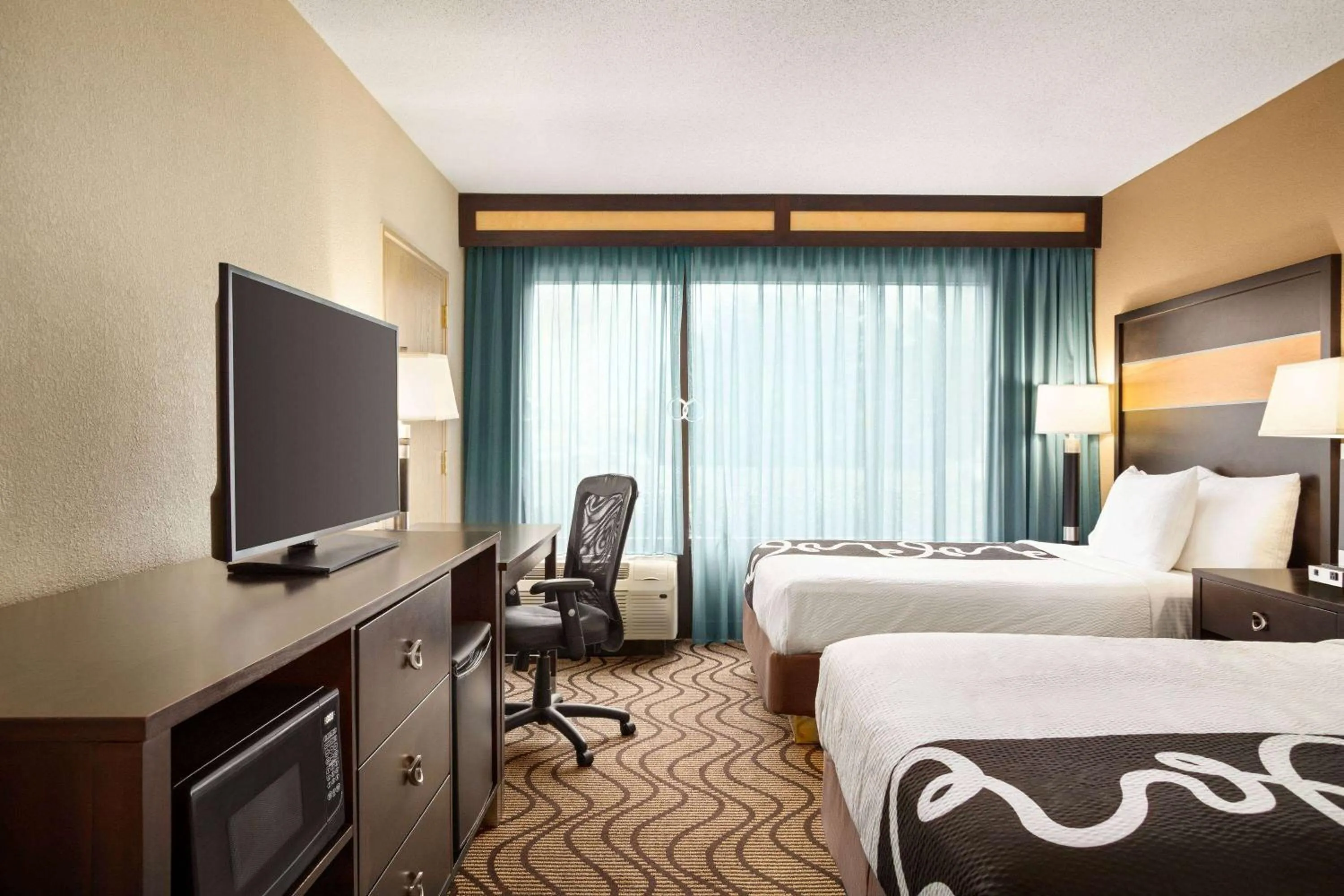 Photo of the whole room, Bed in La Quinta Inn & Suites by Wyndham Richmond-Midlothian