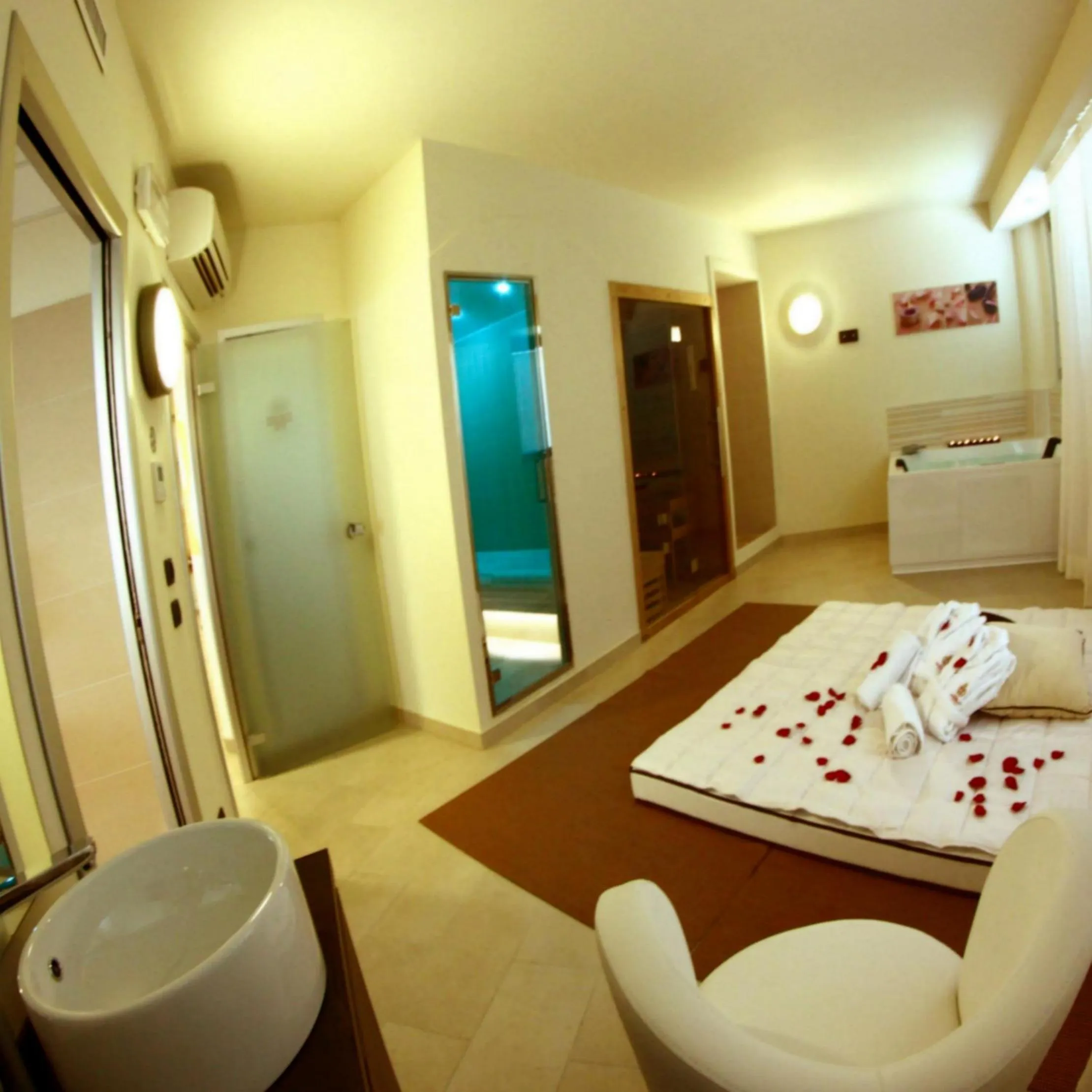 Massage, Bed in Hotel Novarello
