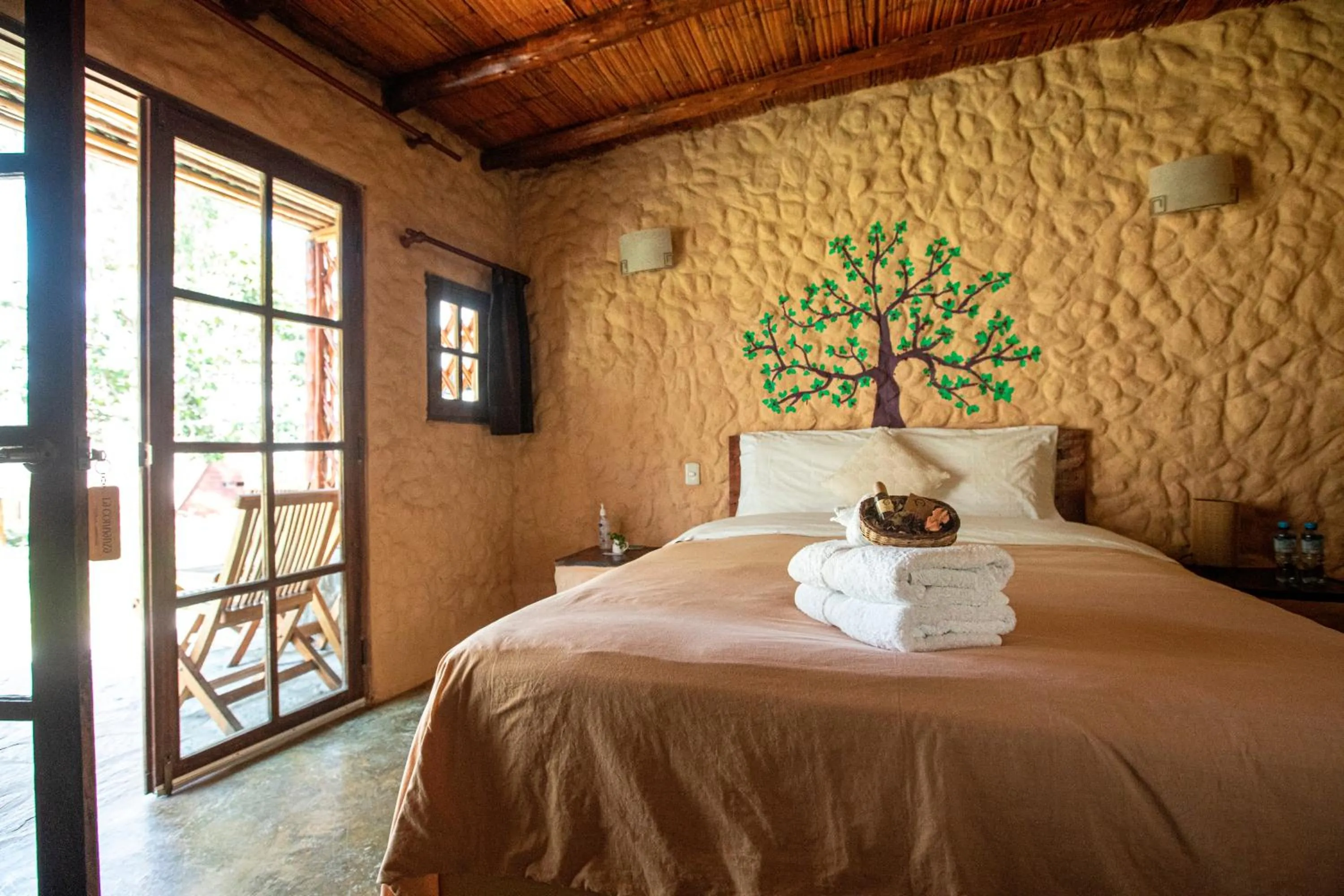 Queen Room with Garden View in La Confianza Hotel