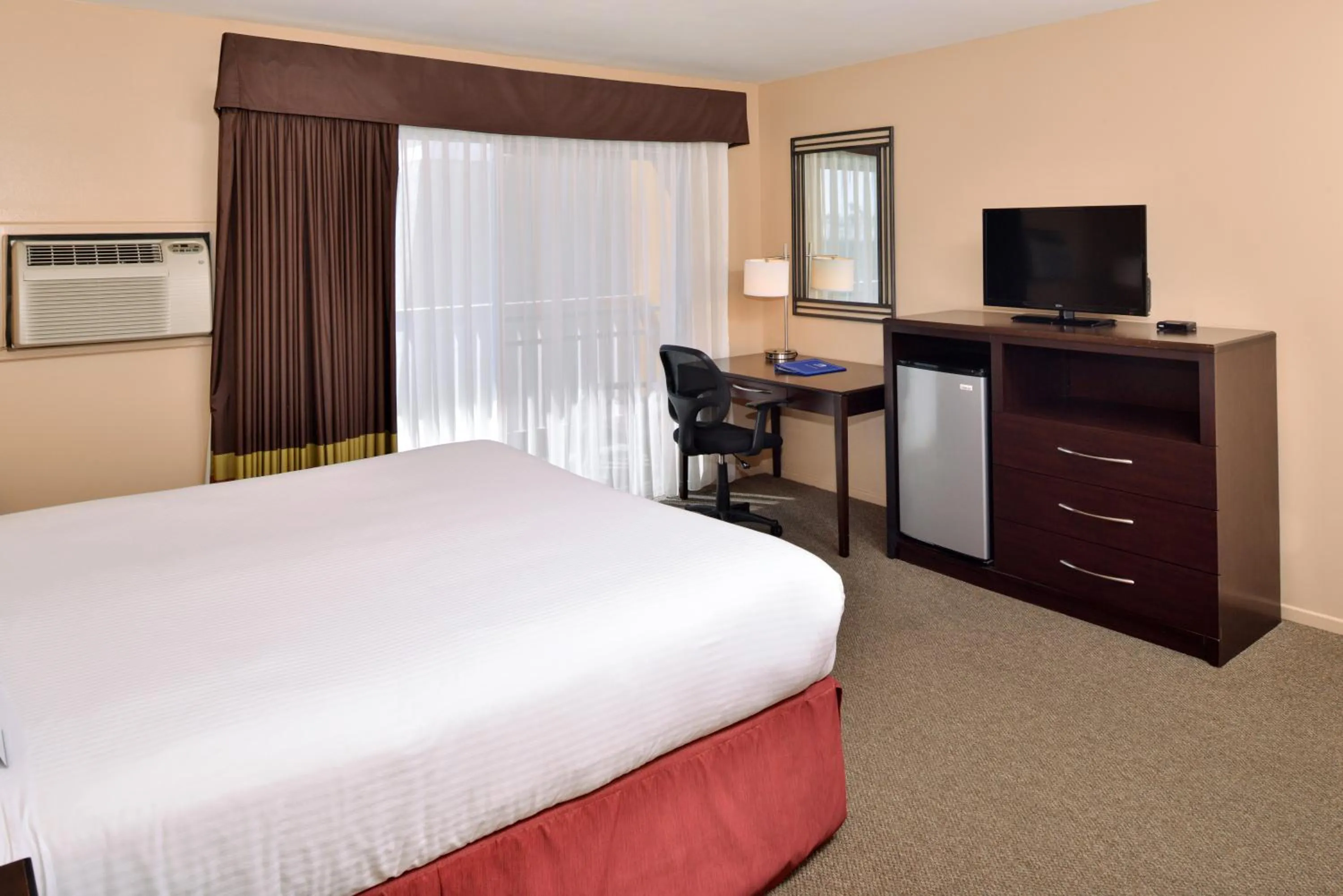 Bed in Dana Point Marina Inn