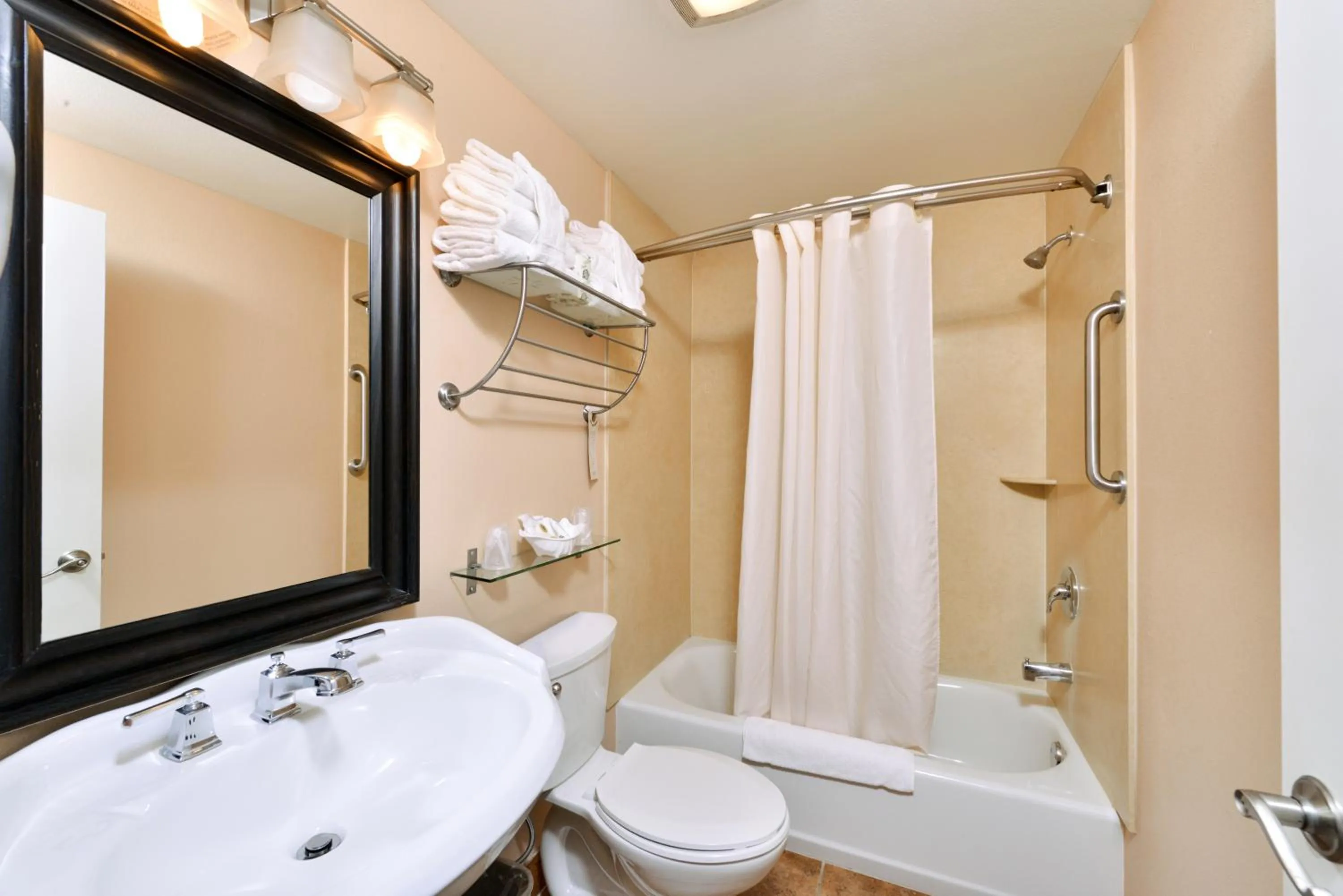 Bathroom in Dana Point Marina Inn