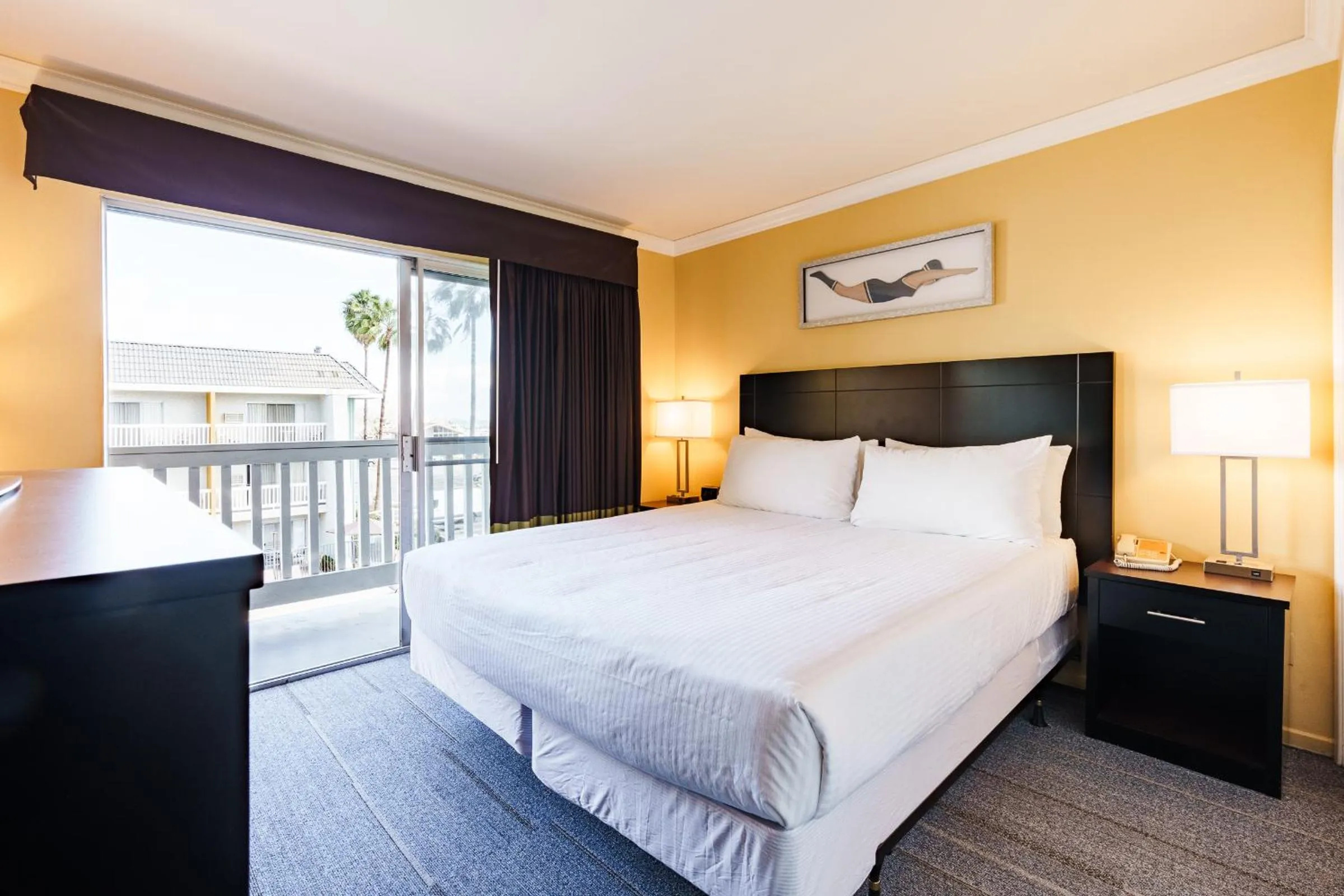 Bedroom, Bed in Dana Point Marina Inn