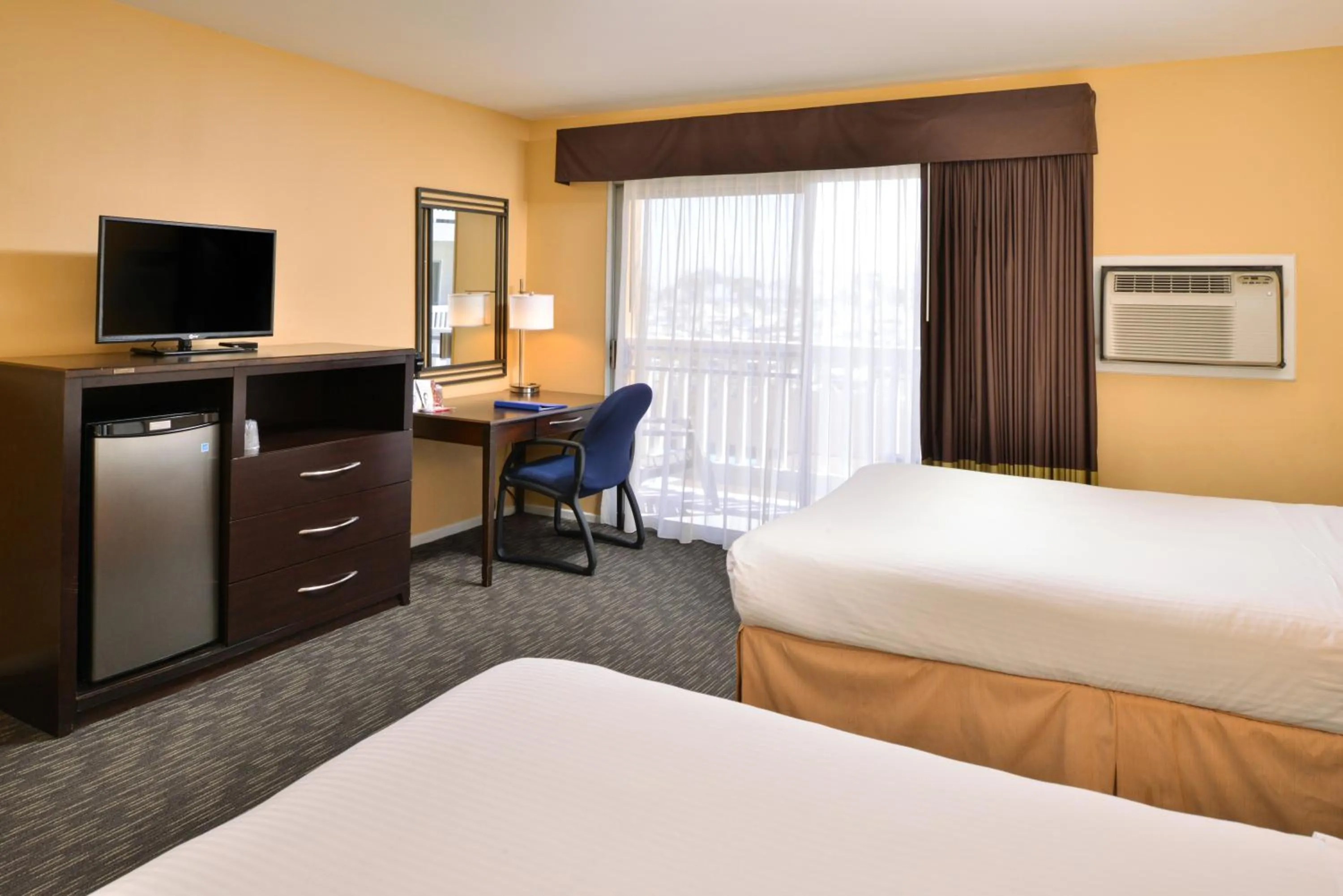 Photo of the whole room, Bed in Dana Point Marina Inn