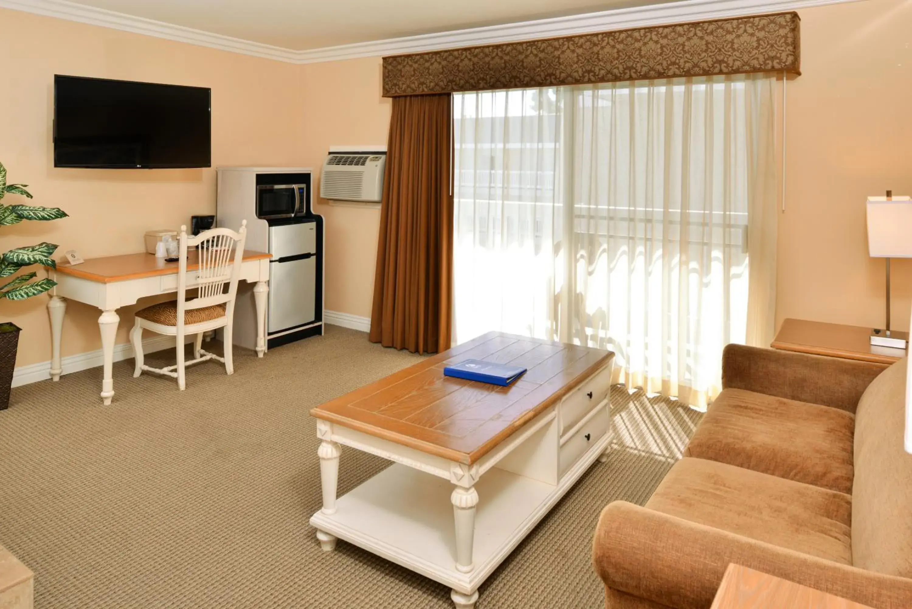 Living room in Dana Point Marina Inn Living room in Dana Point Marina Inn