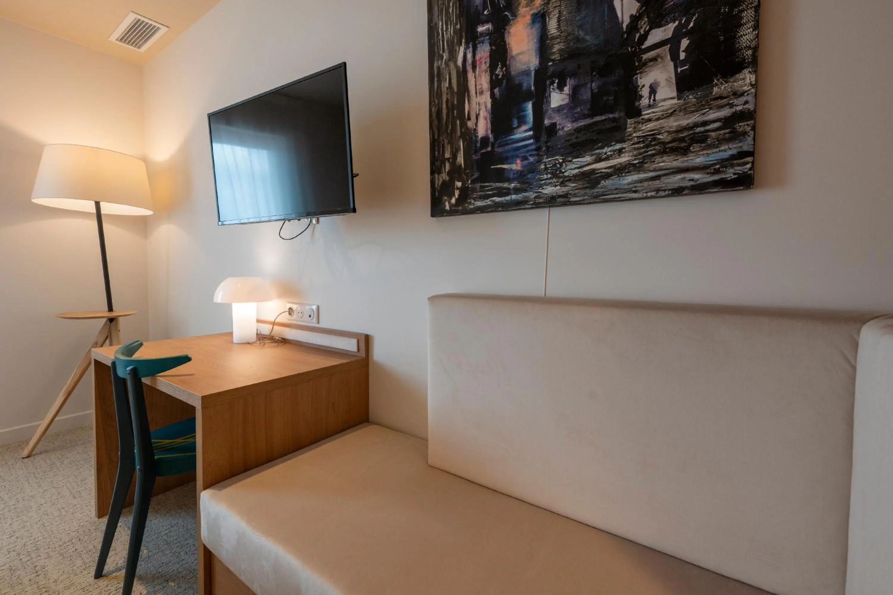 Seating area, Bed in Hôtel Les Pins - Oléron